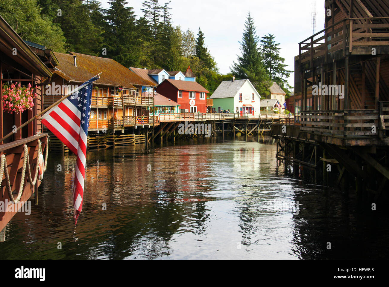 Creek Street è una storica boardwalk arroccato su palificazioni lungo le rive del torrente Ketchikan Ketchikan in Alaska. Un vecchio quartiere a luci rosse dove uomini e salmone nuotato a monte per deporre le uova. Ora è un posto pittoresco tour Dolly's House Museum, visualizzare totem, negozio al locale di proprietà di negozi e gallerie, godere di arte e cultura locale. Nei mesi estivi il salmone raccogliere da migliaia di uova a monte; le guarnizioni e le lontre sono mai lontano con aquile arroccato tra gli alberi al di sopra. Foto Stock