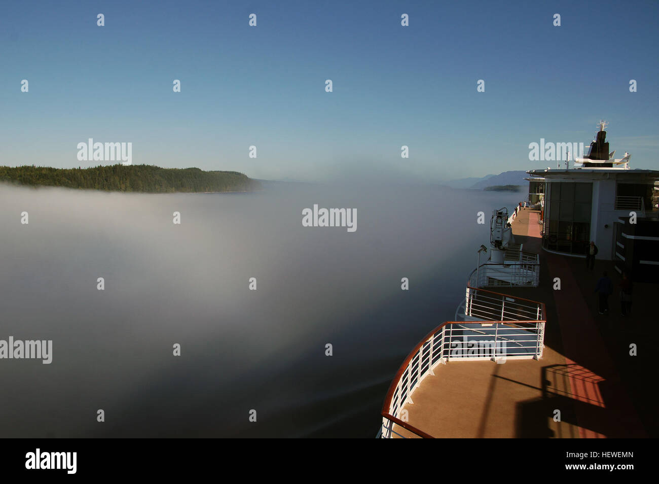 La nebbia sul mare lungo l'Inside Passage in Alaska crea un'atmosfera mistica, con vedute dal ponte della nave che mostrano lo splendido paesaggio coperto di nebbia durante una crociera attraverso questa remota regione. Foto Stock