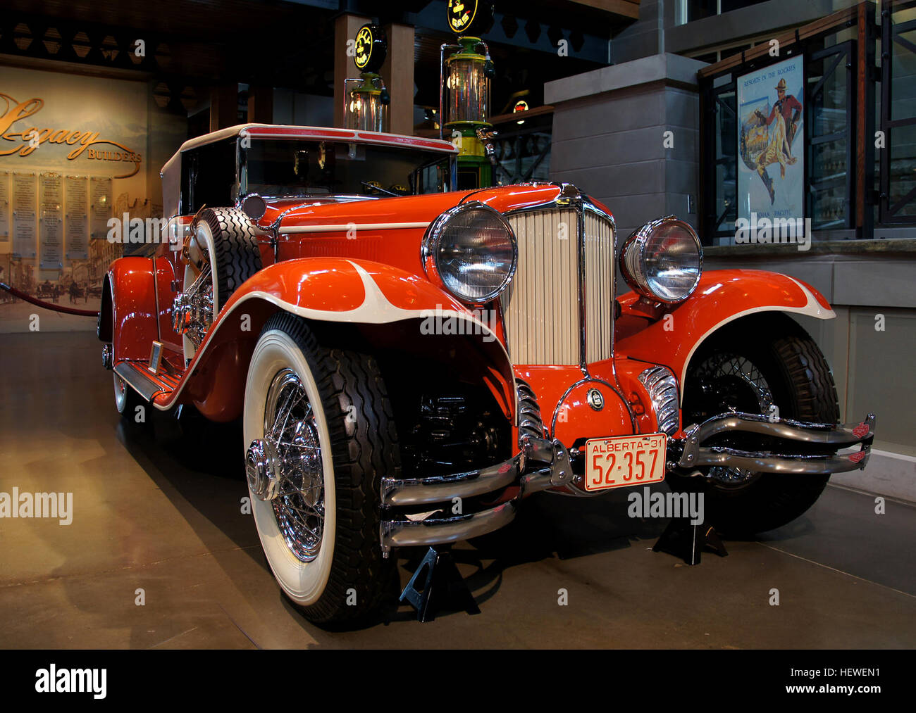 Le auto d'epoca sono automobili classiche che rappresentano i primi anni della produzione automobilistica. Questi veicoli, spesso restaurati ed esposti alle fiere automobilistiche, mostrano l'artigianalità, il design e l'ingegneria delle rispettive epoche. Le auto d'epoca sono molto apprezzate dai collezionisti e dagli appassionati per il loro significato storico e il loro fascino estetico. Foto Stock