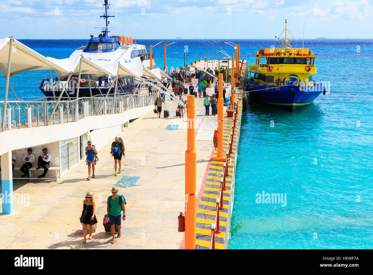 Traghetti al molo a Playa del Carmen e Riviera Maya, Messico. I traghetti navigano a Cozumel Foto Stock