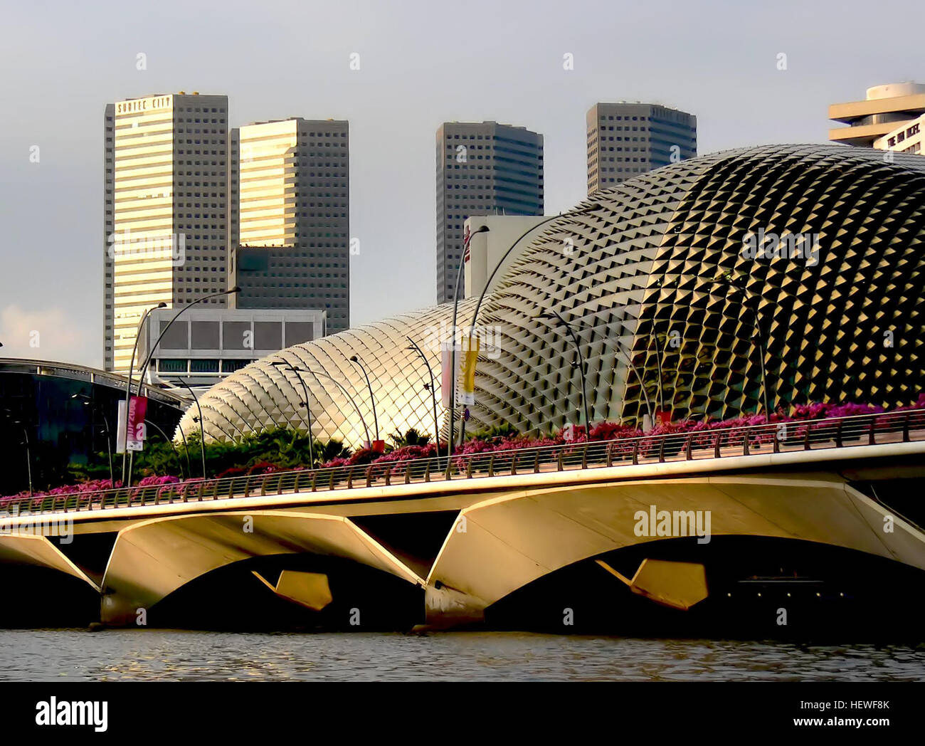 L'edificio Durian, noto anche come Esplanade, è un centro per le arti dello spettacolo a Singapore. Il suo design distintivo, che ricorda un frutto duriano, lo rende un punto di riferimento importante lungo il fiume Singapore. Foto Stock