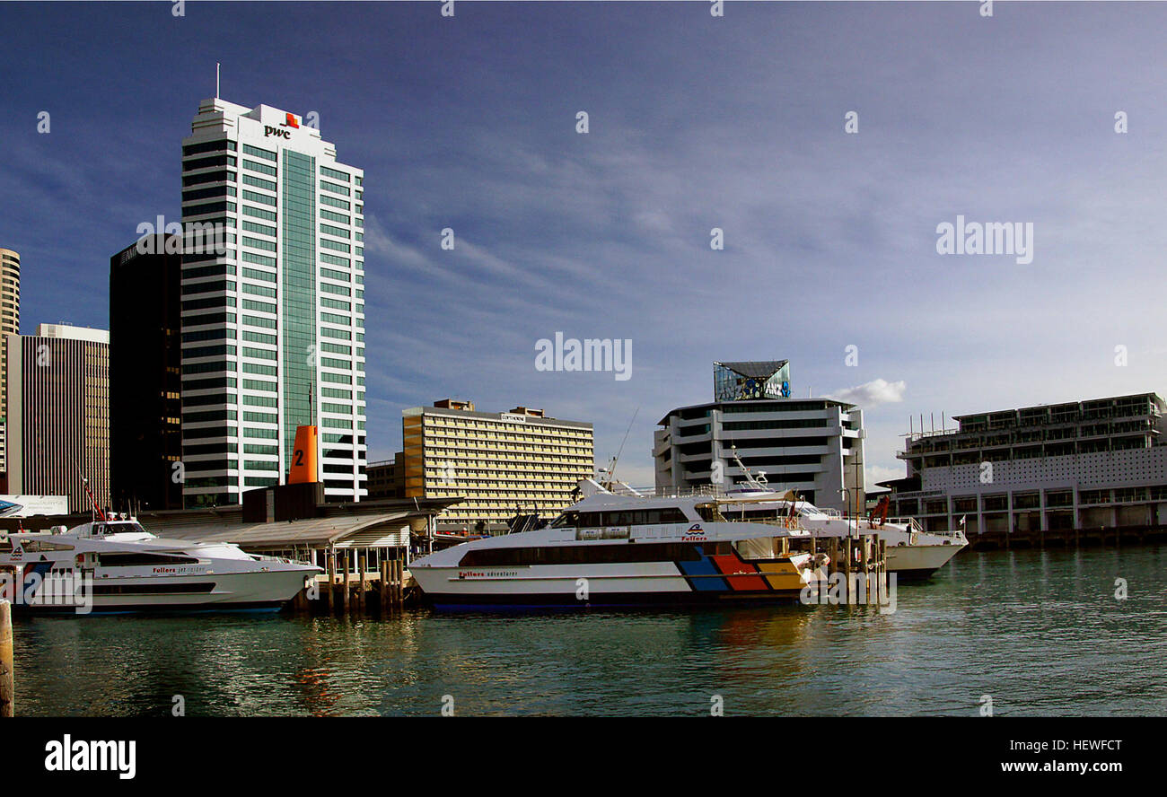 Fullers Ferries offre un servizio regolare tra Auckland e Waiheke Island, offrendo un comodo trasporto per l'isola. I traghetti partono dal centro di Auckland e fermano a Matiatia a Waiheke, con servizi di autobus aggiuntivi che incontrano gli arrivi dei traghetti per un facile accesso. Foto Stock