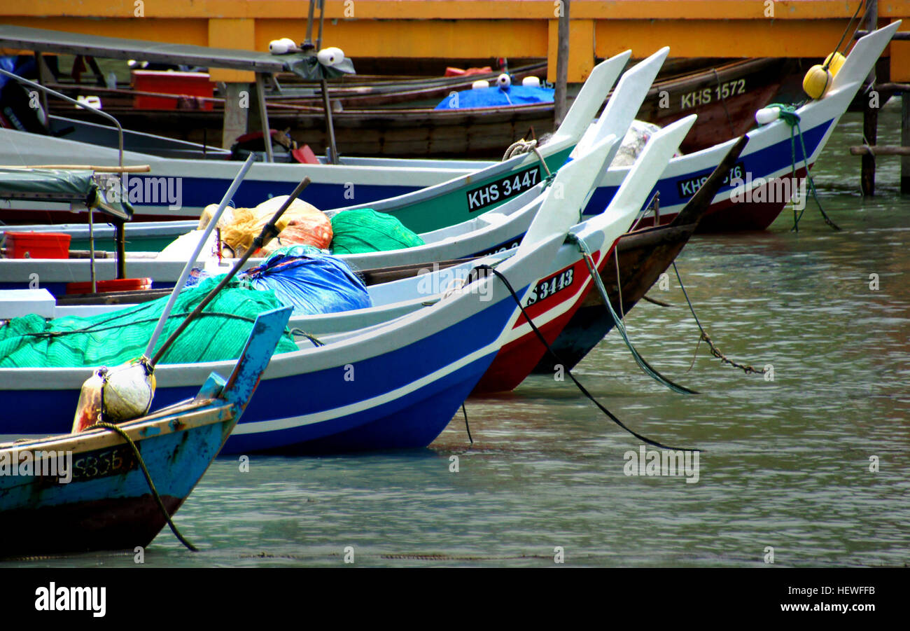 L'isola di Langkawi è un paradiso di pesca per i pescatori. È possibile utilizzare solo un'asta realizzata a partire da un albero locale nelle vicinanze e impostare la pesca sulle rocce. L'asta è chiamato "bokkai" dalla gente del posto di Langkawi. Il Langkawi gite di pesca gite di pesca in Langkawi Island può essere organizzata in collaborazione con i pescatori locali. Locale pescatore di Langkawi è in grado di guidarvi in una buona posizione per i pesci. Il costo per il viaggio di pesca con locale pescatore di Langkawi è di circa RM 250- 500 per imbarcazione a seconda del numero di persone e quanto grande è il battello. La pesca è una cosa deve fare a Langkawi. Foto Stock