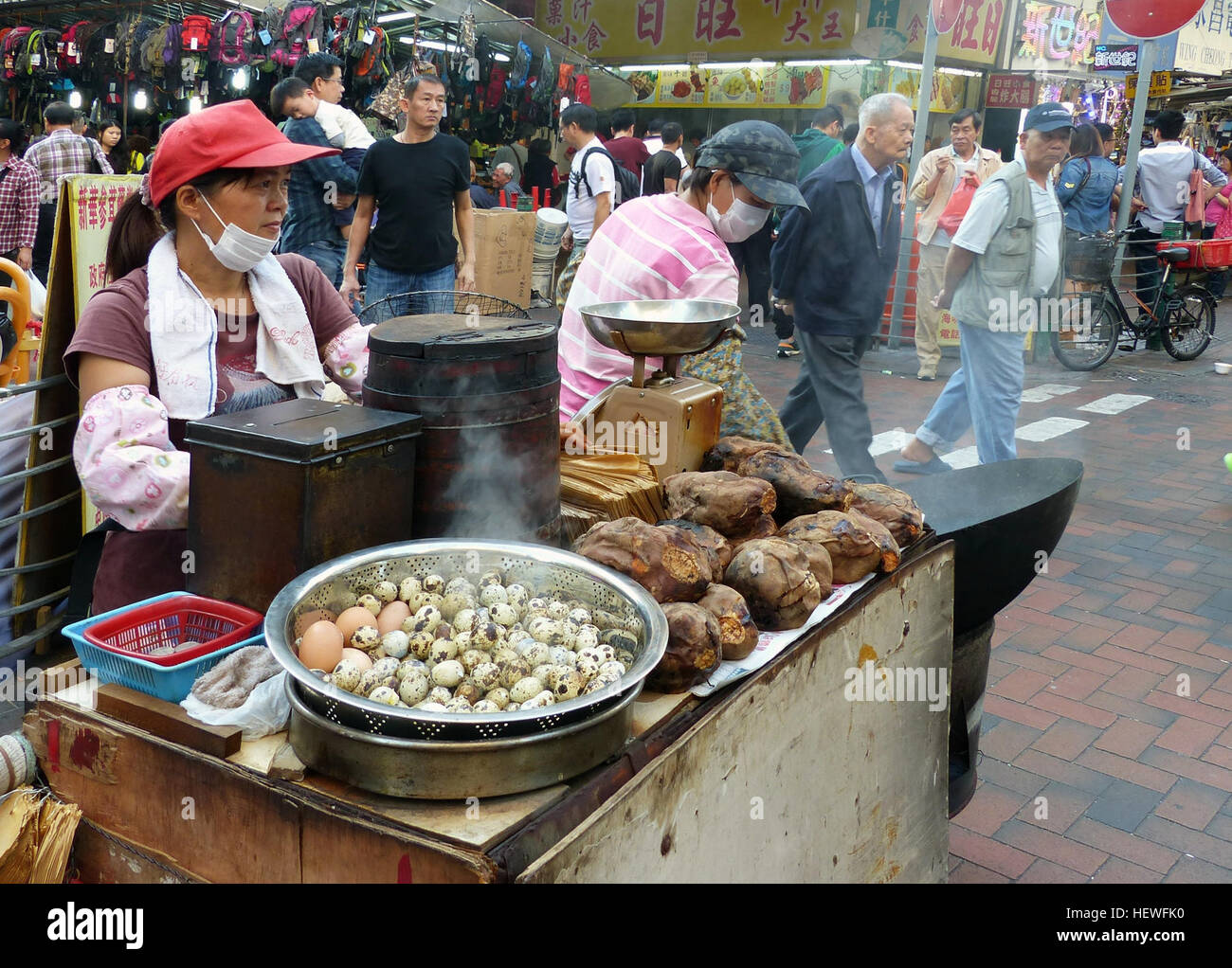 Mangiare cibo IN MONGKOK Hong Kong le persone amano il loro cibo e ci sono una vasta gamma di scelte di pasti e spuntini disponibili in Mongkok. Come una delle principali destinazioni per lo shopping di Hong Kong è dove la gente va a trascorrere un pomeriggio o sera shopping e vetrine, e tutto ciò che vi fa venire fame in modo ristoranti, bar, cucina di strada e tutti sono ovunque. Dai mondi più conveniente di Michelin ristorante, attraverso grandi marche, quirky piccoli ristoranti e un sacco di partite di street scelte alimentari Mongkok ha qualcosa per tutti i gusti e tutte le tasche, come è tutto molto reasonab Foto Stock