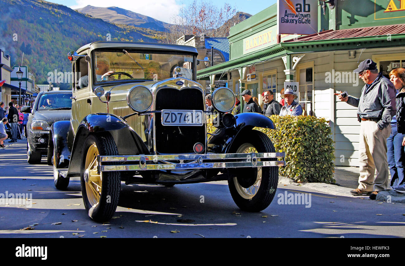 Arrowtown, in nuova Zelanda, ospita un festival autunnale annuale con esposizione di auto, parata di auto e mostre di auto d'epoca e d'epoca. Gli appassionati si riuniscono per celebrare i veicoli restaurati, in particolare quelli di club come gli appassionati Ford. Foto Stock