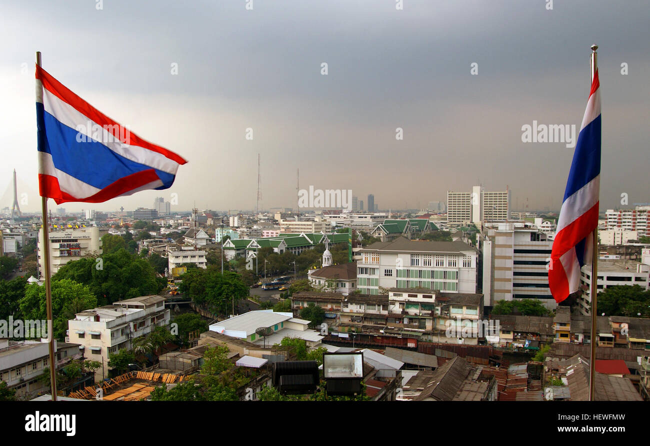Bangkok, Thailandia, conosciuta anche come la città degli Angeli e la Venezia dell'Est, è una vivace metropoli nota per la sua vivace energia, lo shopping e il cibo di strada. Offre un mix di attrazioni moderne e tradizionali, dai vivaci mercati ai centri commerciali di lusso. I visitatori possono inoltre godere di lussuosi hotel, bar e trattamenti spa, nel caos urbano della città. Foto Stock