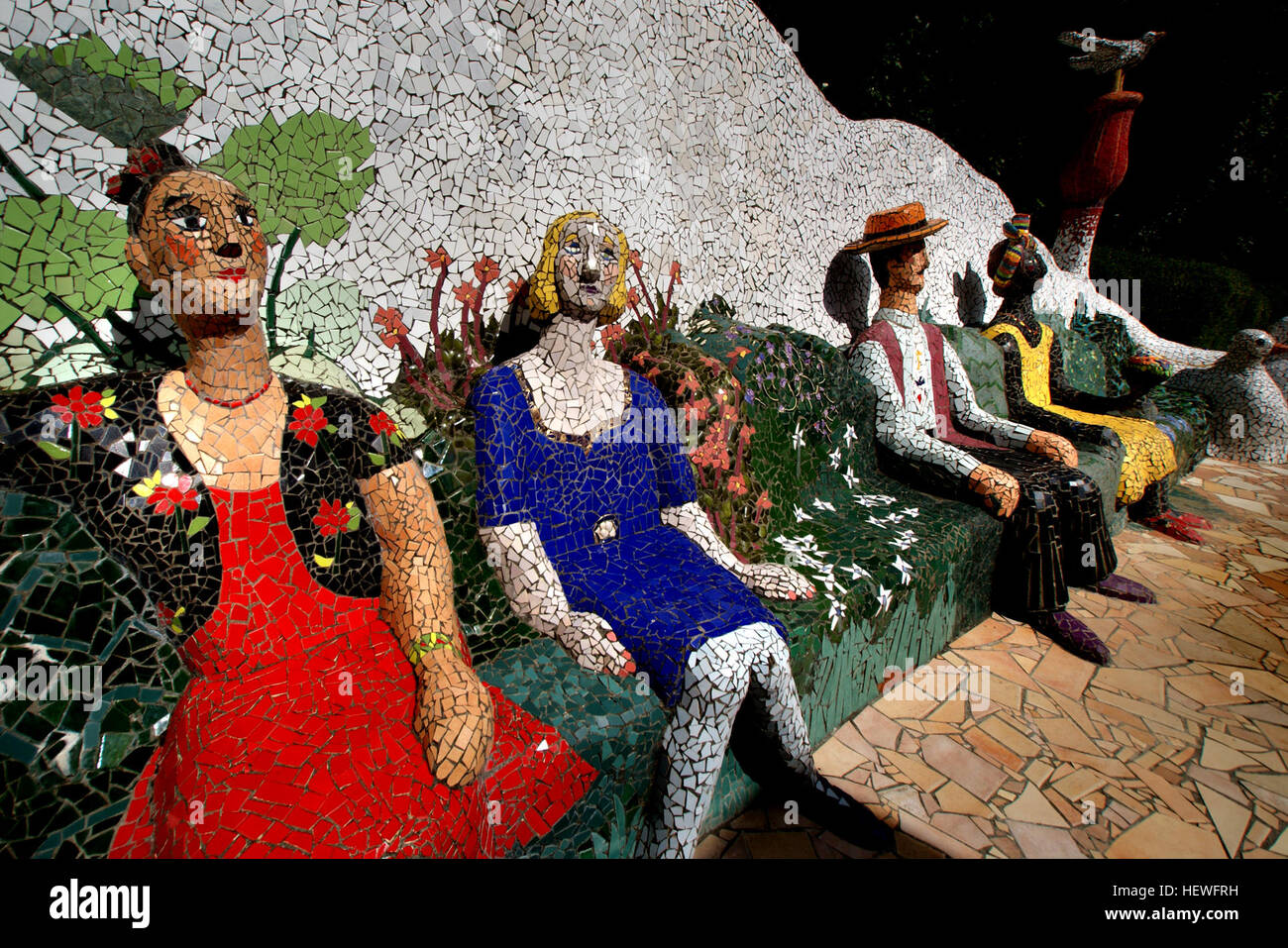 La GIANTS HOUSE di Akaroa, nuova Zelanda, è un colorato giardino di mosaici e galleria di sculture. Famoso per i suoi vivaci e giocosi design, il giardino è un'attrazione turistica unica e pluripremiata. È stato riconosciuto per il suo approccio artistico creativo ed è una destinazione imperdibile ad Akaroa, che offre un'esperienza gioiosa e coinvolgente. Foto Stock