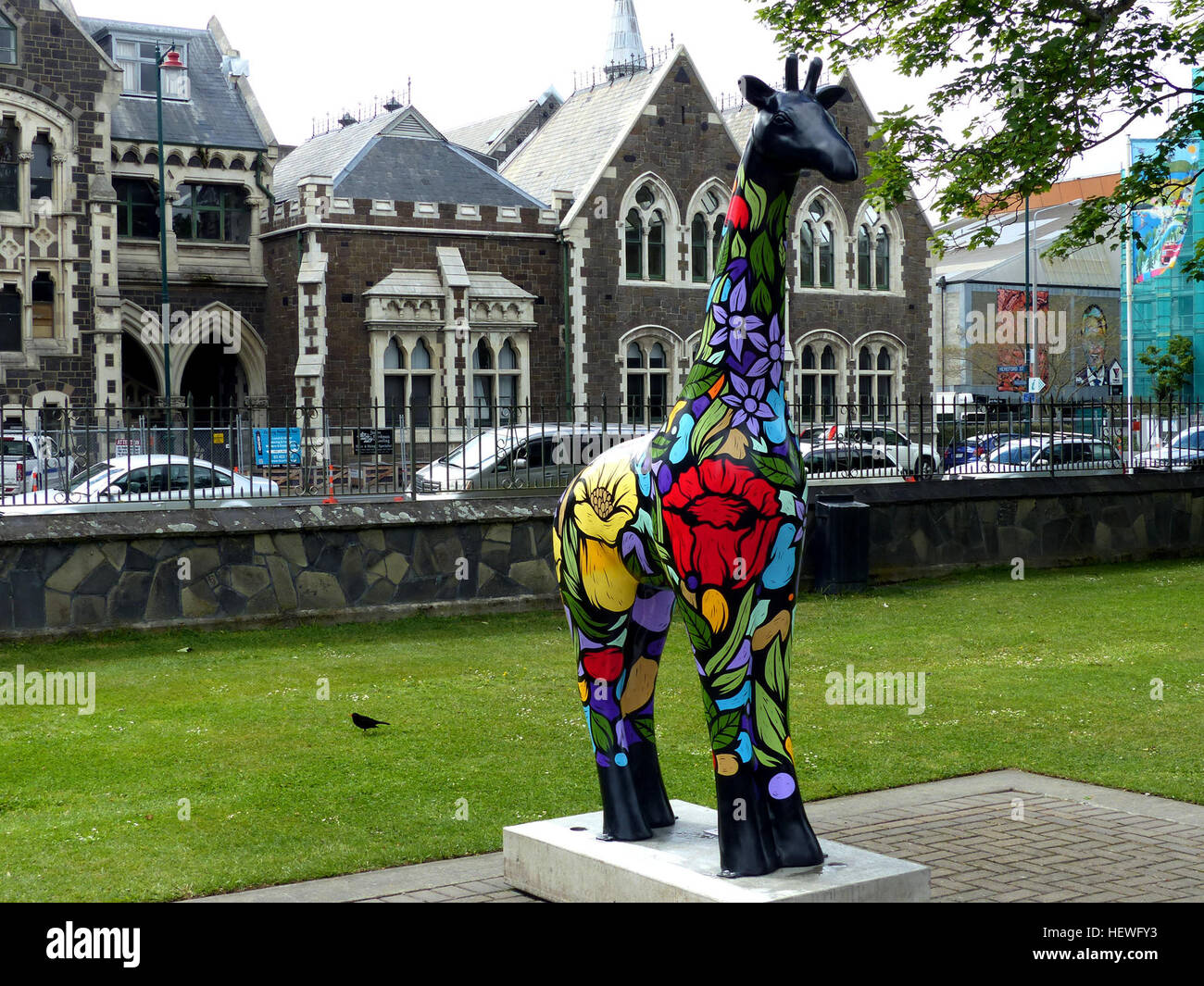 Le giraffe stanno invadendo Christchurch questa estate e sarà incoraggiare la gente del posto per puntare in alto come fanno. Sculture di giganti gentili venuti nella città di Christchurch si eleva alto, un pubblico arts progetto ideato per sollevare i residenti' alcolici e far sorridere qualcuno. La brillantezza di un artista di resilienza Gwilym Devey SPONSOR POSIZIONE Fletchers Botanic Gardens Peacock Fontana Foto Stock