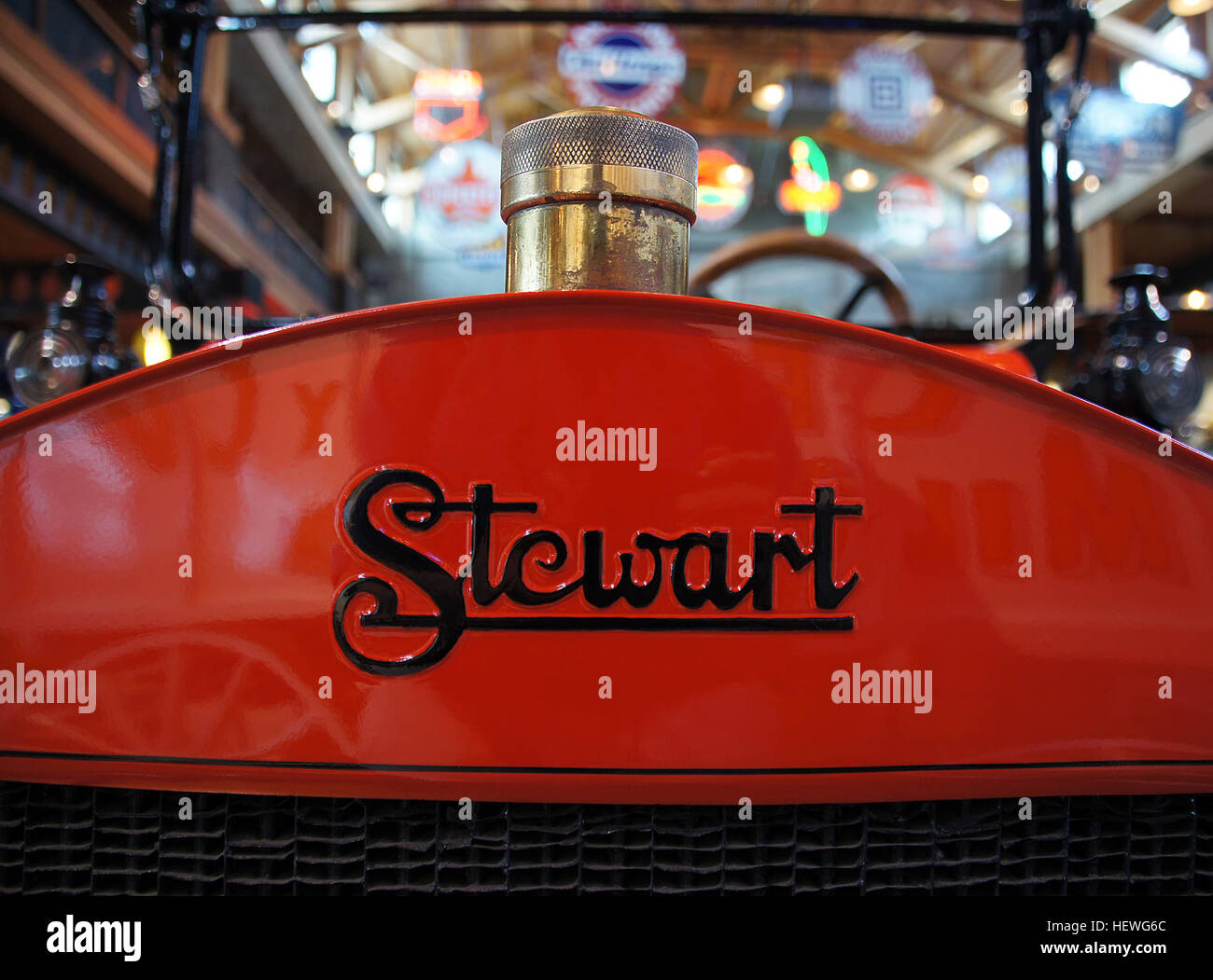 Questa immagine mostra le auto di lusso americane e i veicoli d'epoca, tra cui i tappi del radiatore in ottone, esposti al Gasoline Alley Heritage Park di Calgary, un rinomato museo dell'automobile. Foto Stock