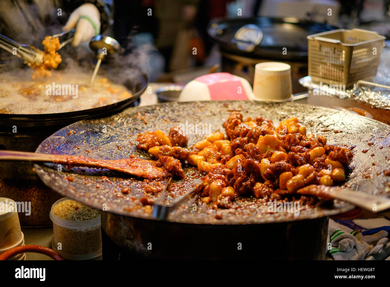 Stile coreano il pollo fritto con salsa piccante. Foto Stock