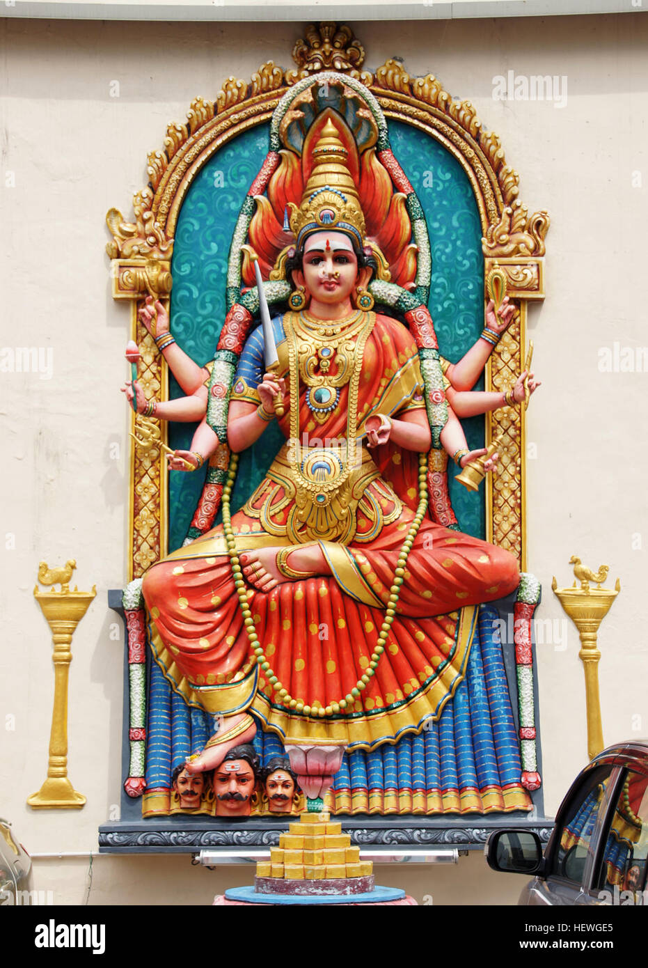 L'induismo presenta una vasta gamma di divinità e dee, con Brahma, Vishnu e Shiva che formano la Santissima Trinità. Divinità come Ganesha, Krishna e Saraswati sono tra le figure più venerate della cultura indù, rappresentando diversi aspetti dell'essere Supremo, Brahman. Foto Stock