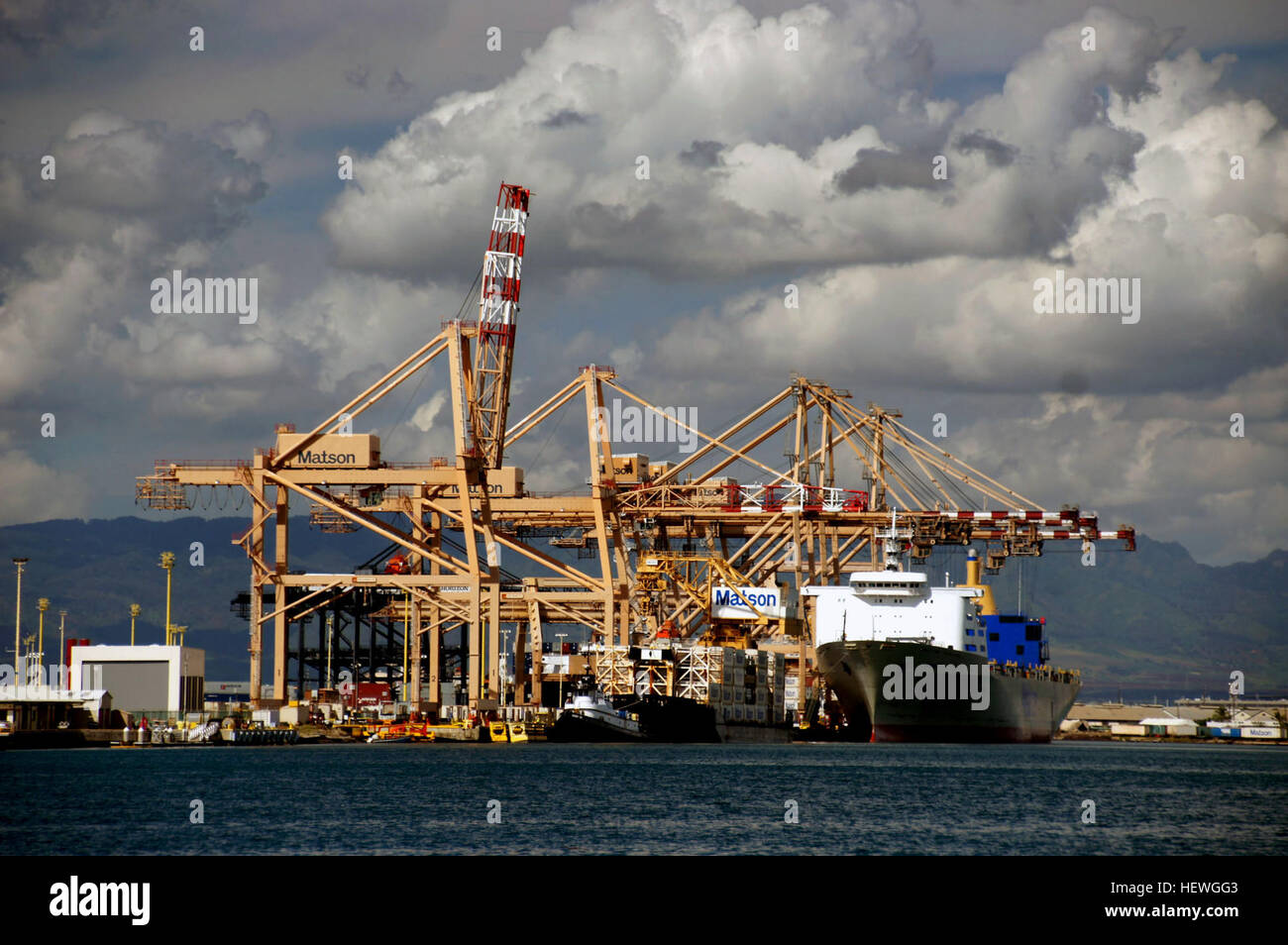 Il porto di Honolulu, istituito oltre 200 anni fa, si è sviluppato da un piccolo punto di atterraggio in un porto importante, facilitando le attività di movimentazione e spedizione delle merci. Funge da porta principale per Honolulu e le più grandi isole hawaiane. Foto Stock
