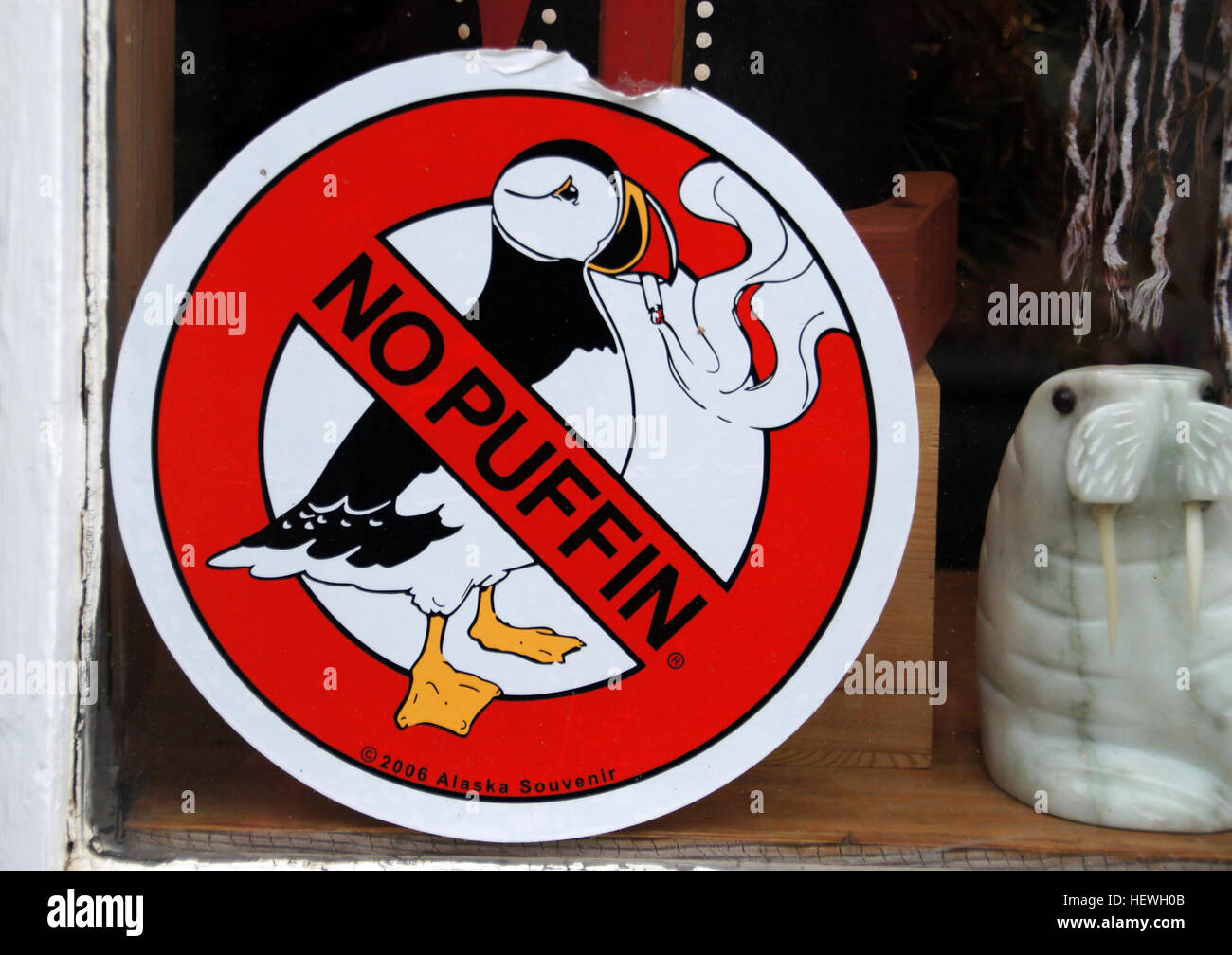 Questa immagine evidenzia un cartello "vietato fumare" acquisito con una fotocamera Sony Alpha, che sottolinea l'importanza delle politiche non fumatori nelle aree pubbliche e nei luoghi di lavoro. Foto Stock