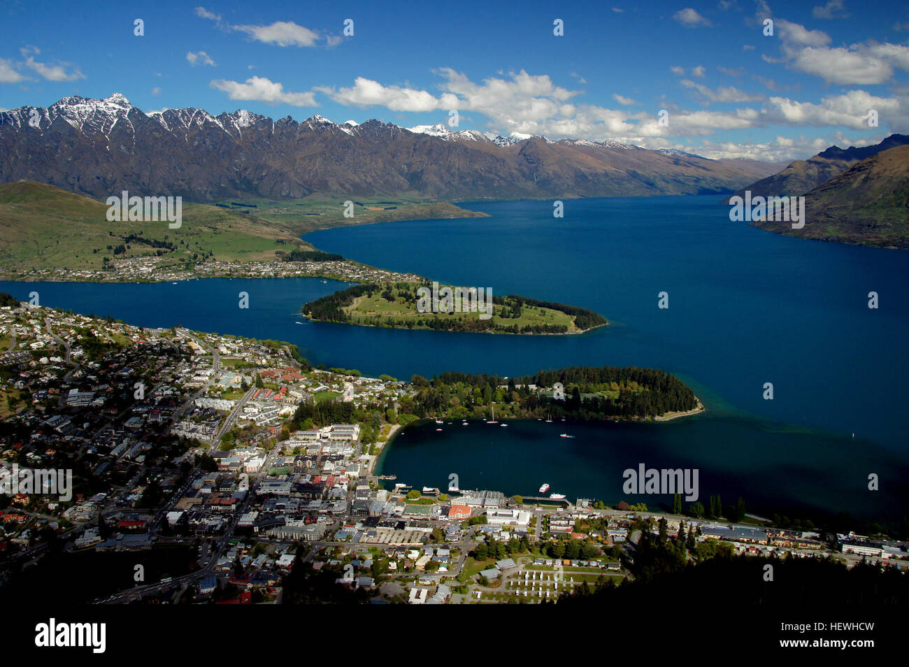 Queenstown, situata a Otago, sull'Isola del Sud della nuova Zelanda, è una popolare località di villeggiatura annidata intorno alla Baia di Queenstown sul Lago Wakatipu. Conosciuta per i suoi sport avventurosi e la bellezza paesaggistica, è una delle principali destinazioni turistiche. Foto Stock