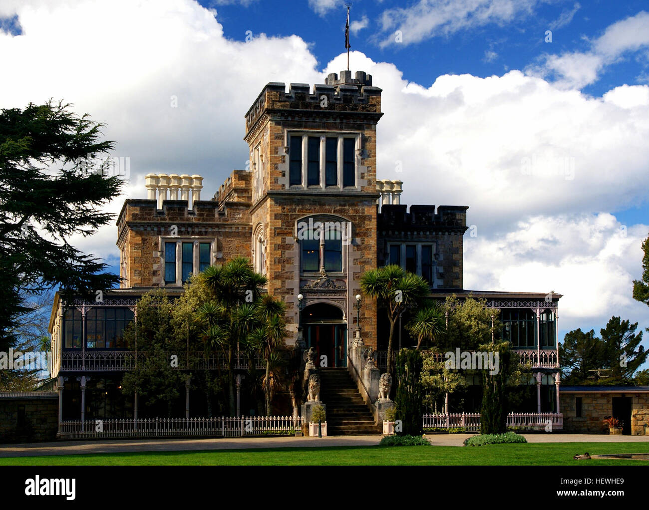 Con la sua eccitante, talvolta scandaloso, talvolta tragica storia, i suoi magnifici soffitti intagliati, Nuova Zelanda antiquariato e panorami mozzafiato, Larnach Castle vi offre una visione del passato e del presente. Oggi il castello è la casa della famiglia Barker, che hanno speso più di trenta cinque anni amorevolmente il ripristino dell'edificio e ricreare la bellezza di 35 acri di giardini e prati. Foto Stock