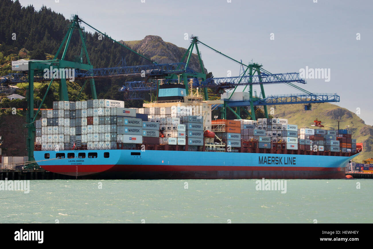 La Laura Maersk è una grande nave container costruita nel 2001. Misurando 266 metri di lunghezza e 37 metri di larghezza, ha una stazza lorda di 50.721 tonnellate e un peso morto di 63.200 tonnellate. La nave può raggiungere velocità fino a 20,4 nodi, battendo bandiera danese. Opera con gru container in porti come Lyttleton. Foto Stock