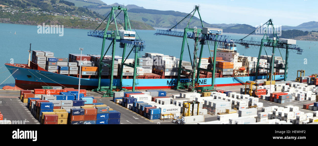 La Laura Maersk è una nave portacontainer battente bandiera danese, con una dimensione di 266 x 37 metri e un pescaggio di 14,02 metri. Costruito nel 2001, ha una stazza lorda di 50.721 tonnellate e un peso morto di 63.200 tonnellate. La nave sta attualmente navigando a una velocità di 24,4 nodi verso Port Chalmers. Foto Stock