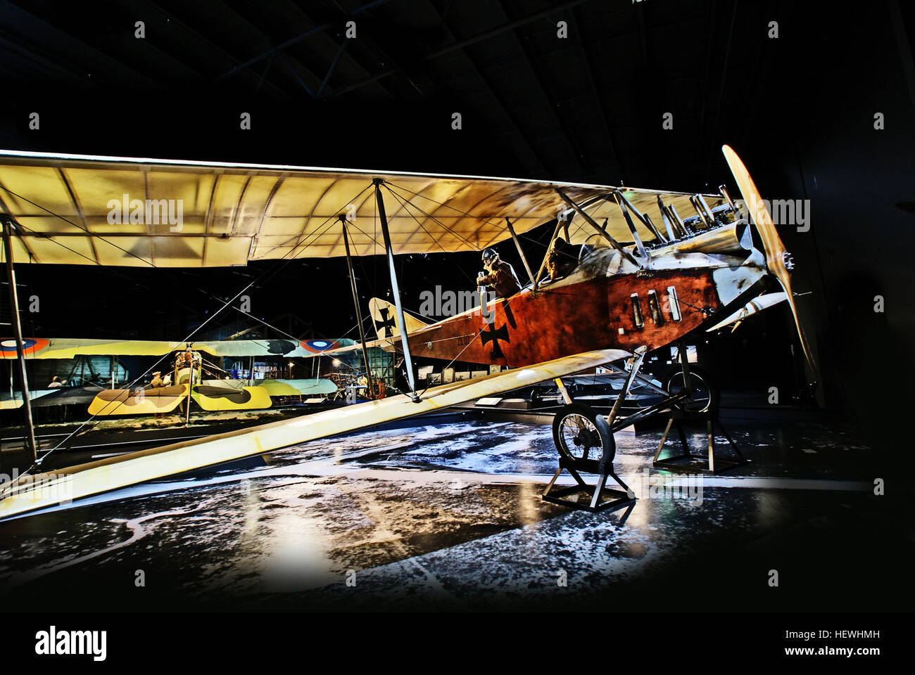 L'Albatros B.II era un inerme tedesco due-sede biplano ricognizione della Prima Guerra Mondiale. Progettato da Ernst Heinkel basata sulla sua 1913 Albatros B.I, B.II era l'aereo che ha portato il costruttore di aeromobili Albatros Flugzeugwerke all'attenzione del mondo. [Leggi] B.II aveva una apertura alare più brevi rispetto alla B.I e utilizzato una varietà di motori fino a 120 cv (89 kW). Nel 1914 ha impostato un record di altitudine di 14.800 piedi (4.500 m). Disposizione dei posti a sedere non era ideale; il pilota ha occupato il pozzetto posteriore e l'osservatore sat nella parte anteriore sopra le ali con cui si è fortemente ridotta la sua vista verso il basso whi Foto Stock