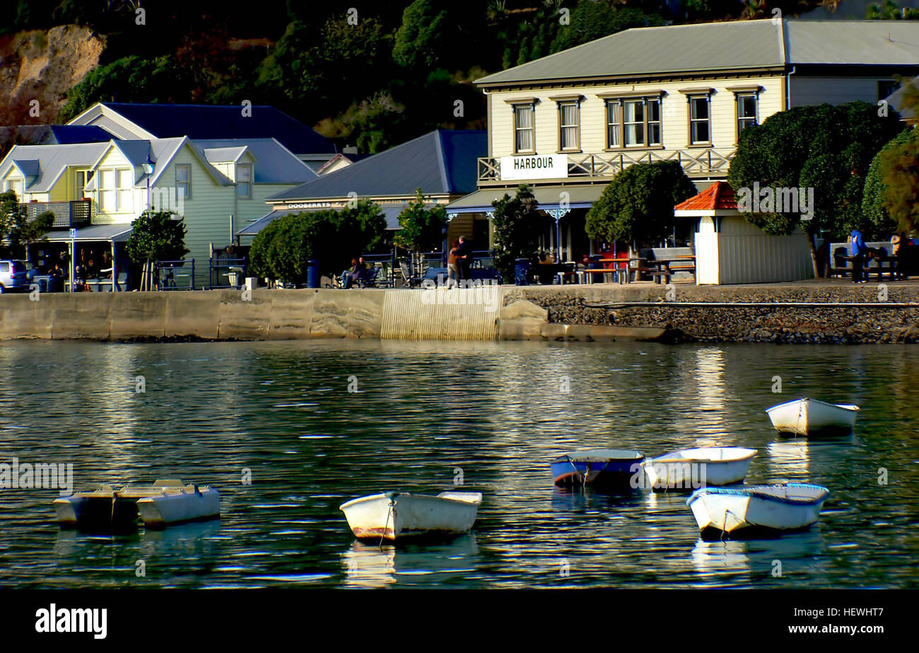 A soli 75 chilometri dalla città di Christchurch, Nuova Zelanda, Akaroa è uno storico francese e insediamento britannico annidato nel cuore di un antico vulcano. Esplorare il villaggio con la sua architettura coloniale, gallerie, negozi di artigianato e caffetterie. Potrete rilassarvi o prendere parte a molte attività che sono in offerta. Esplorare il drammatico alloggiamenti esterni e prendete il vostro tempo per immergersi nella magia di questa zona. Foto Stock