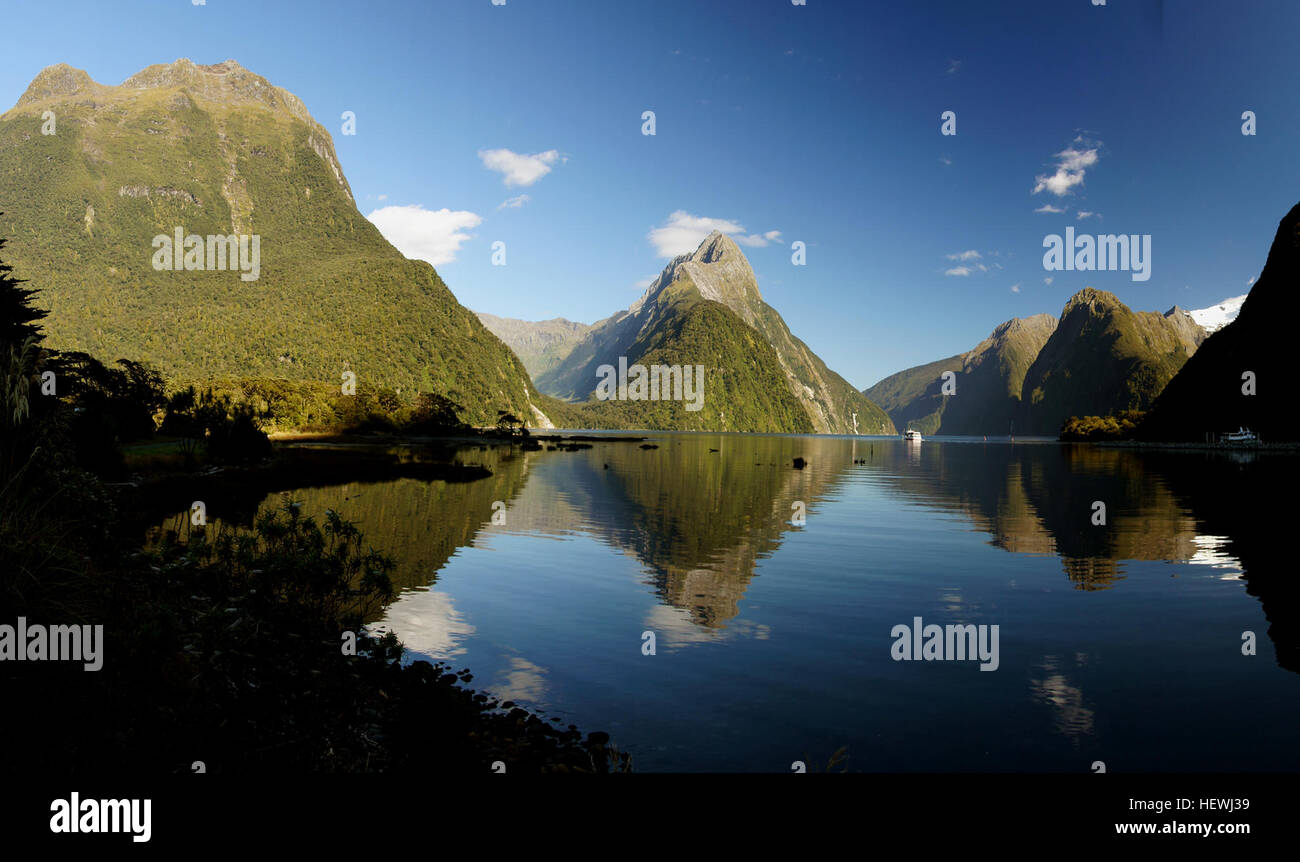 Milford Sound (Māori: Piopiotahi) è un fiordo nel sud ovest dell'Isola Sud della Nuova Zelanda, nel Parco Nazionale di Fiordland, Piopiotahi (Milford Sound) riserva marina, e Te Wahipounamu sito Patrimonio Mondiale. È stato giudicato il mondo's top destinazione di viaggio in un sondaggio internazionale ed è acclamato come Nuova Zelanda la più famosa destinazione turistica. Rudyard Kipling era precedentemente chiamato l'ottava meraviglia del mondo. Foto Stock