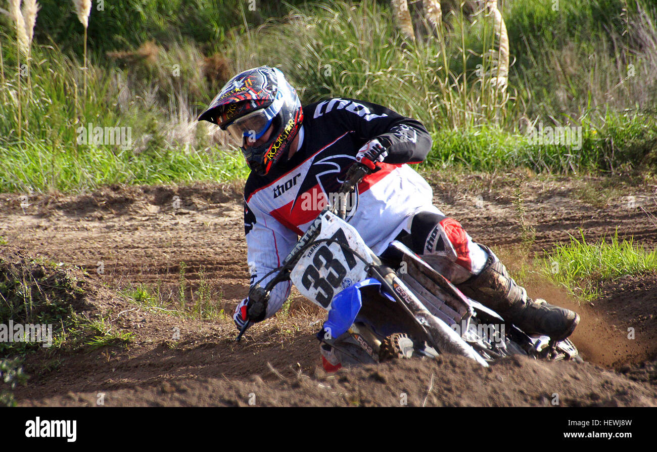 Le gare di motocross prevedono motociclette che navigano su percorsi fuoristrada fangosi, rocciosi e collinari. Nato nel Regno Unito nel 1906, mette alla prova le capacità dei piloti su terreni impegnativi. Foto Stock