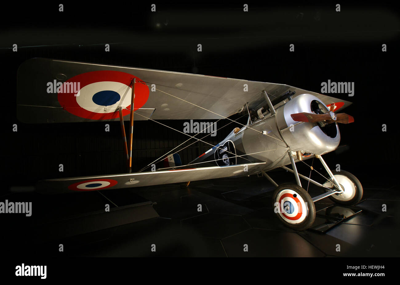 Questa fotografia cattura un aereo da caccia britannico Nieuport 24, esposto all'Omaka Aviation Heritage Centre. L'aereo, un biplano della prima guerra mondiale, è rinomato per il suo ruolo nei primi combattimenti aerei. Foto Stock