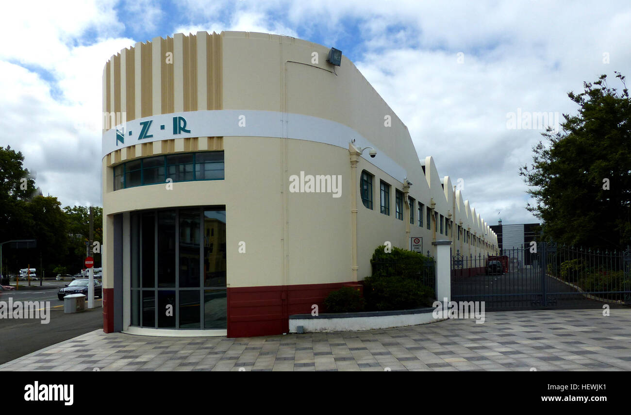 L'edificio Bus Services di Dunedin è un esempio di architettura Art Deco degli anni '1930, con angoli arrotondati e linee orizzontali. Oggi ospita il museo dei coloni Toitu Otago. Foto Stock