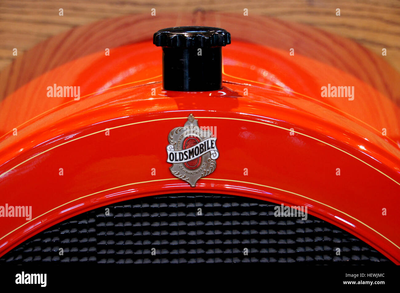 Oldsmobile è stato un importante marchio automobilistico americano fondato nel 1897. Conosciuta per la sua lunga storia, ha prodotto milioni di auto, compresi i modelli classici. Il marchio è stato interrotto nel 2004 dopo 107 anni, segnando la fine di una delle più antiche marche di auto americane. Foto Stock