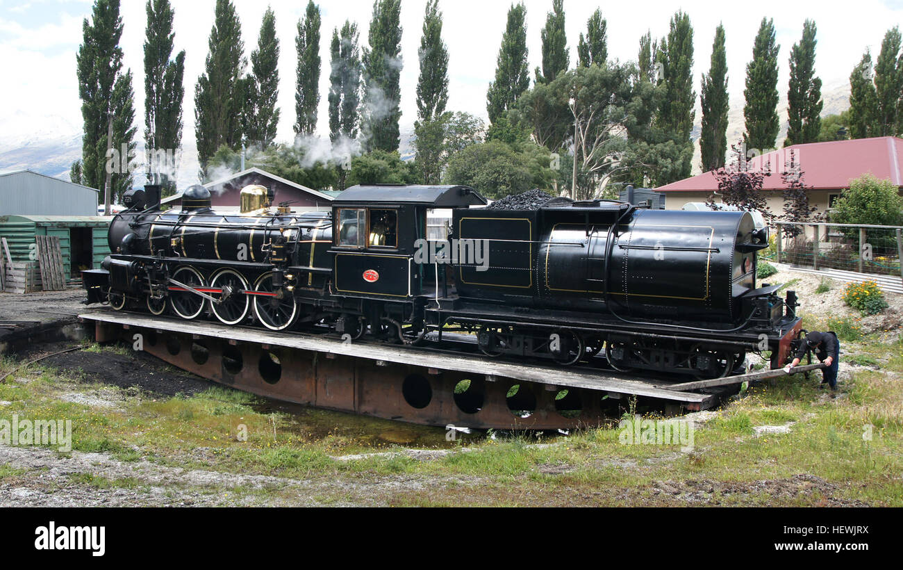 Una piattaforma girevole ferroviaria è un dispositivo per la tornitura di rotabile ferroviario, di solito locomotive, così che essi possono essere spostato indietro nella direzione da cui sono venuti. Questo è vero soprattutto nelle zone in cui le considerazioni di carattere economico e/o di una mancanza di spazio sufficiente hanno servito a pesare contro la costruzione di un turnaround wye. Nel caso di locomotive a vapore, ferrovie avevano bisogno di un modo per girare le locomotive intorno per i viaggi di ritorno come i loro controlli sono stati spesso non configurato per periodi prolungati di funzionamento in retromarcia e in molti locomotori la velocità massima era inferiore nel movimento inverso. Foto Stock