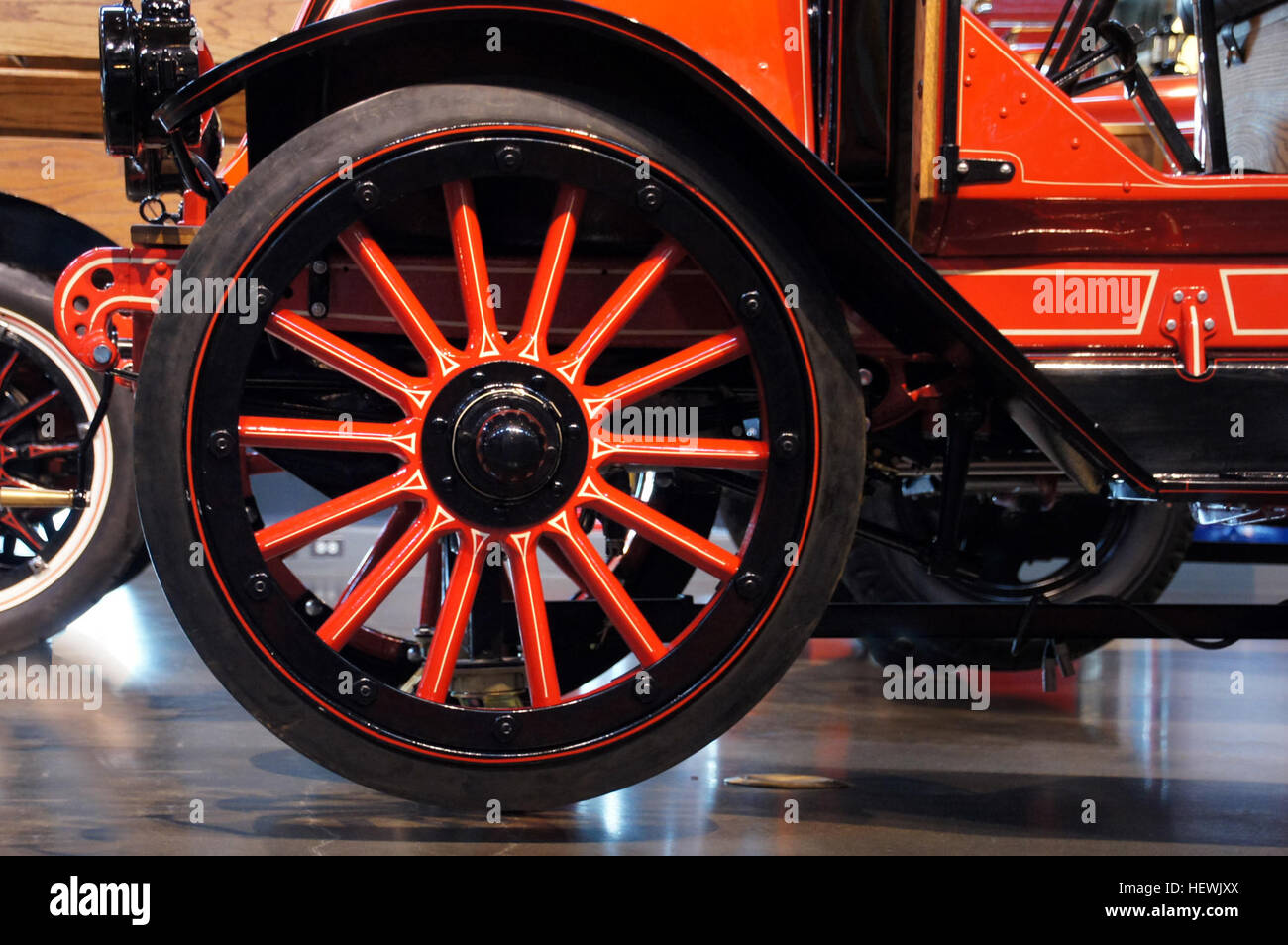 Una fotografia del 1918 che mostra un'esposizione di auto all'International Car Show, che mette in risalto i veicoli classici e la storia automobilistica al Gasoline Alley Heritage Park di Calgary. Foto Stock