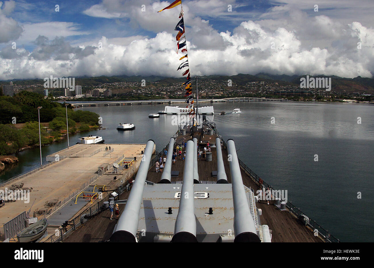 Scopri il significato storico della corazzata Missouri, notoriamente associata al generale Douglas MacArthur. Questa nave da guerra, di stanza a Pearl Harbor, offre uno sguardo unico ai suoi enormi cannoni da 16 pollici e agli alloggi dell'equipaggio. I visitatori possono esplorare i ponti e il ponte di comando della nave, rendendola una parte fondamentale della storia militare degli Stati Uniti. Foto Stock