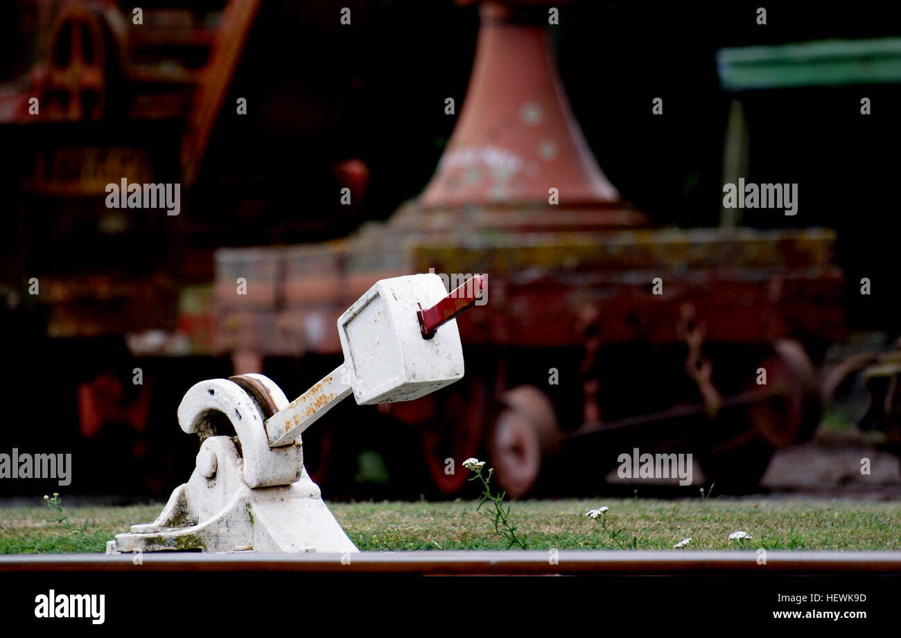 Un commutatore ferroviario, o deviatoio, è un'installazione meccanica che consente ai treni di cambiare binario agli incroci. L'interruttore è costituito da una coppia di guide coniche (punti) e guide di scorta, che guidano i treni su binari divergenti. Foto Stock