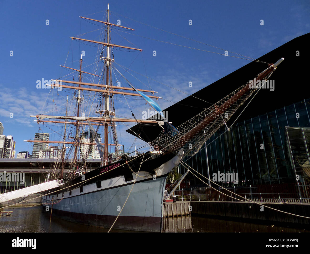 Il Polly Woodside è uno storico barque a tre alberi con scafo in ferro, lanciato nel 1885 a Belfast. La nave, oggi conservata a Melbourne, in Australia, era un tempo una nave da carico e fa parte del distretto di South Wharf, che mostra il patrimonio marittimo del XIX secolo. Foto Stock