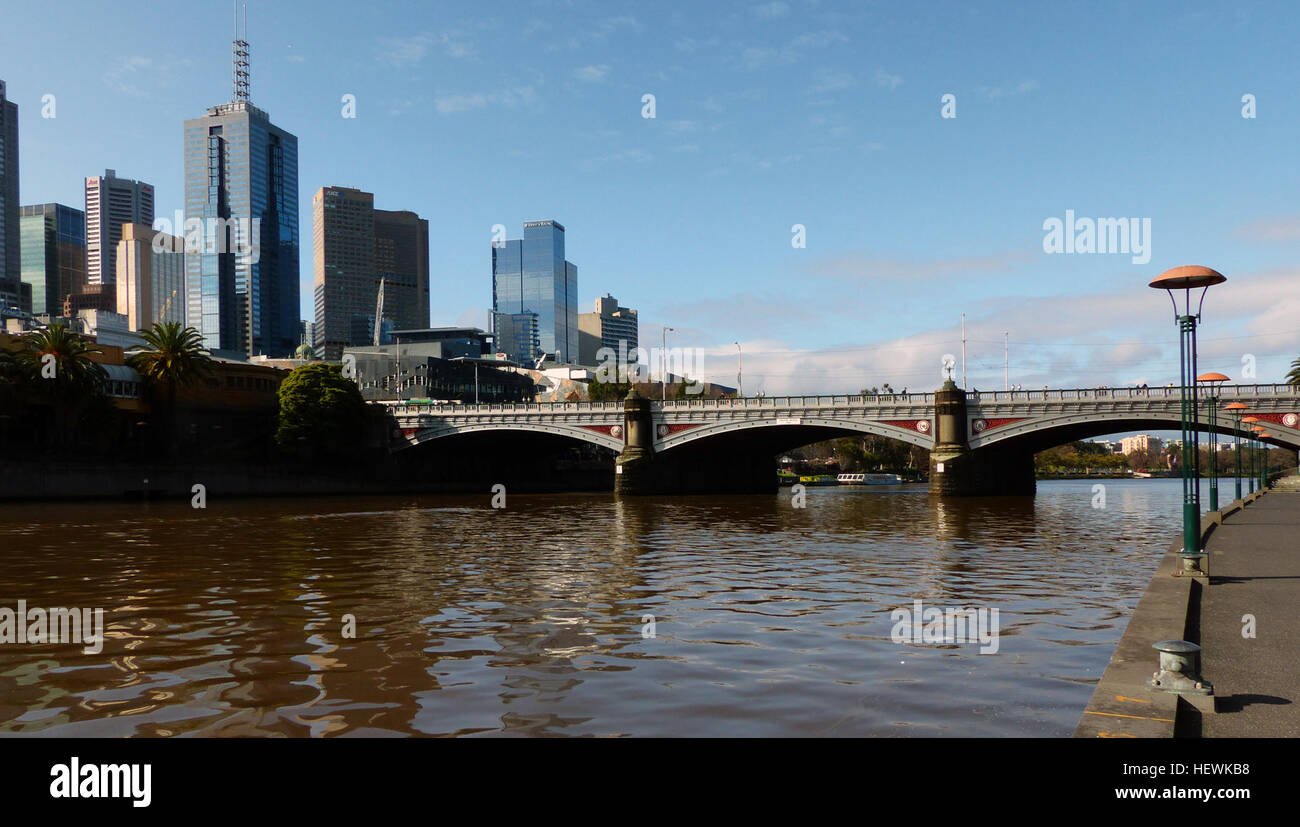Princes Bridge a Melbourne, Australia, si estende lungo il fiume Yarra e collega Swanston Street a St Kilda Road. Costruito nel 1888, è un collegamento di trasporto vitale e un punto di riferimento per eventi culturali come il Moomba Festival e le celebrazioni di Capodanno. Il ponte è inserito nel Victorian Heritage Register per il suo significato storico e architettonico. Foto Stock