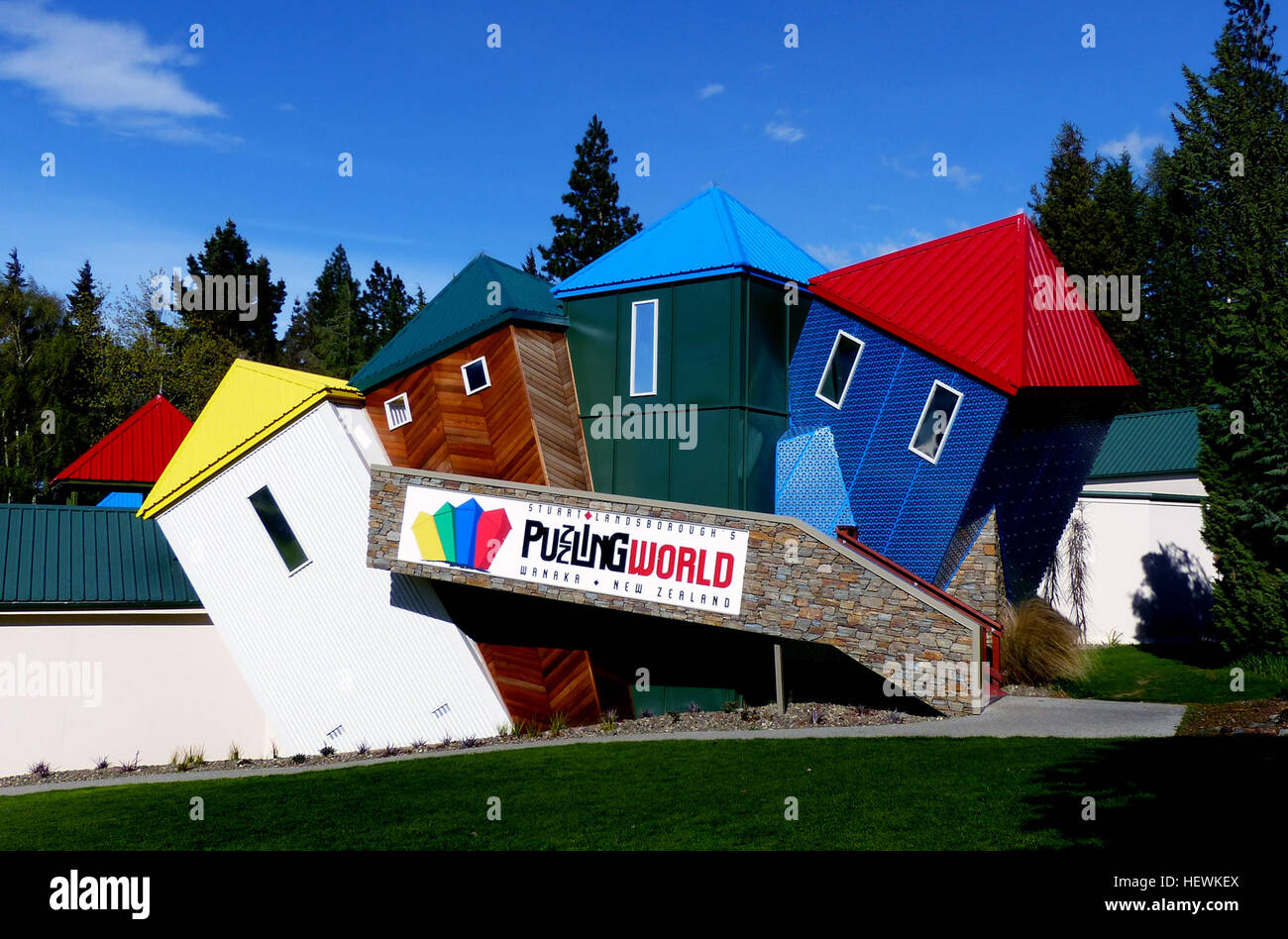 Puzzling World a Wanaka, nuova Zelanda, presenta *il grande labirinto*, un labirinto a due piani con 1,5 km di passaggi confusi. Questo labirinto, parte delle offerte eccentriche del parco, sfida i visitatori offrendo al contempo un'esperienza divertente per tutta la famiglia. Oltre al labirinto, Puzzling World vanta camere e edifici insoliti, garantendo un'intera giornata di intrattenimento per tutte le età. Foto Stock