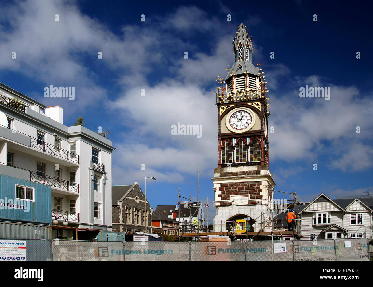 Le mani sulla storica Victoria Torre dell Orologio è stato fissato a 12.51pm per quasi due anni, ma Christchurch città consiglio personale dice ora deve ora passare a. Il Consiglio si impegna a riparare i danneggiati dal terremoto, torre eretta per contrassegnare la Regina Vittoria per il giubileo di diamante, ma considerati lasciando una faccia del clock fissato in modo permanente al momento del sisma il 22 febbraio 2011, come un memoriale. Ma di una relazione che dovrà essere esaminata dal Consiglio Ambiente e infrastruttura domani comitato raccomanda al Consiglio di abbandonare questa idea e di ripristinare l'orologio perfettamente funzionante. Foto Stock