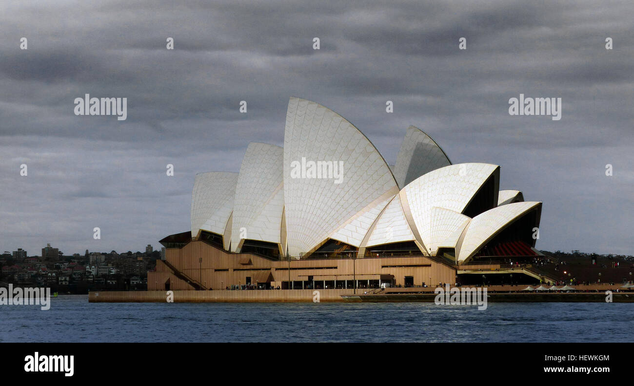 Questa fotografia cattura la Sydney Opera House da una prospettiva unica utilizzando una fotocamera a ponte Lumix FZ200. L'iconica struttura architettonica è esposta con le sue distinte vele, offrendo una splendida vista di uno dei monumenti più famosi dell'Australia. Foto Stock