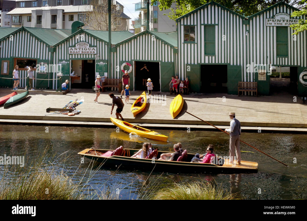 I *capannoni per barche Antigua* a Christchurch offrono un'esperienza storica e ricreativa sul fiume Avon. Fondato oltre 125 anni fa, il capannone offre noleggio barche per attività all'aperto, con una caffetteria con licenza per alcolici per rilassarsi e godersi i panorami circostanti. Foto Stock