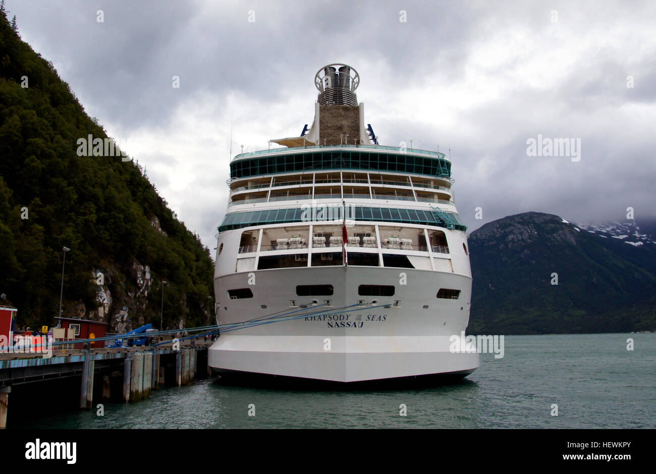 La signorina Rhapsody of the Seas, una nave da crociera di classe Vision gestita dalla Royal Caribbean International, offre una varietà di servizi a bordo, tra cui una spa a servizio completo, due piscine, sei bar e una caffetteria Starbucks con gelateria Ben & Jerry's. Foto Stock