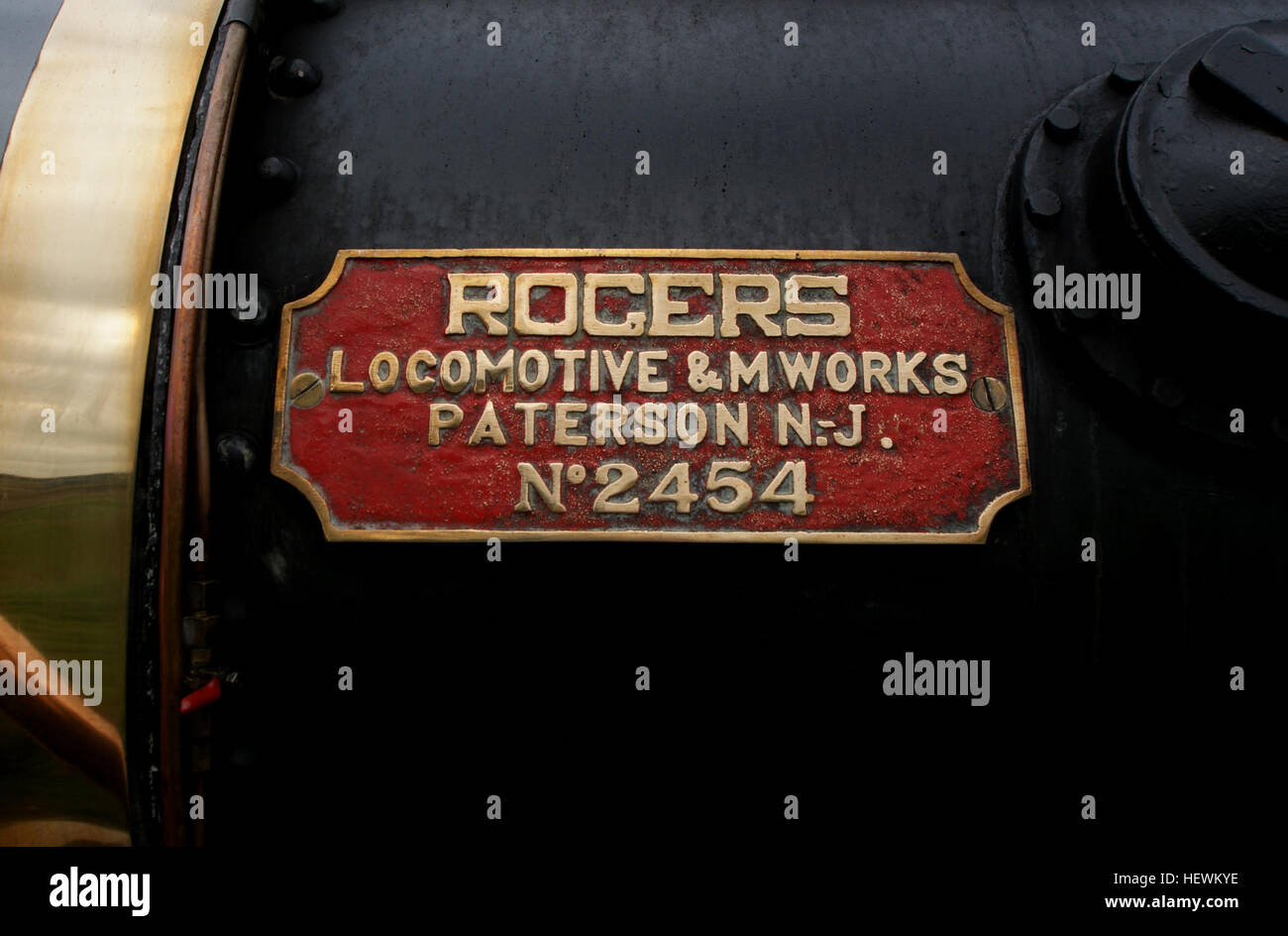 Questa immagine mostra il piatto di un fotografo, una parte essenziale delle attrezzature fotografiche vintage. Il piatto del produttore identifica spesso il fotografo, lo studio o il marchio di attrezzature, fornendo un contesto storico per la fotografia e documentando l'era della sua produzione. Foto Stock