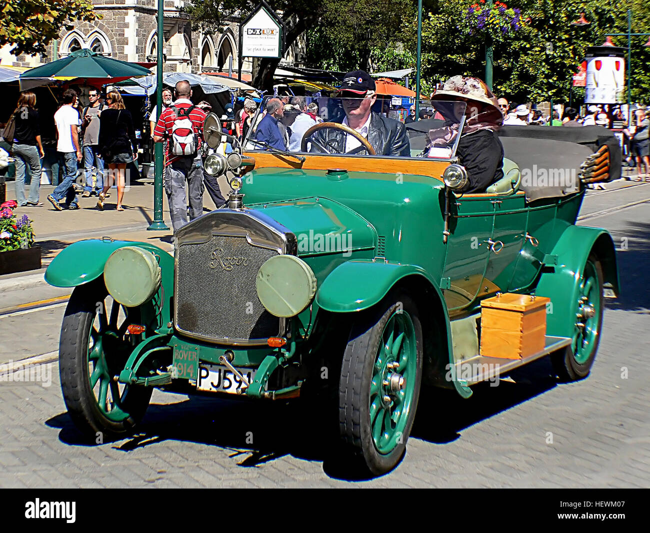 La nuova Rover 12 arrivò nel 1912 sostituisce tutti i precedenti modelli ed è stato progettato da Owen Clegg che avevano aderito Rover dalla Wolseley. Esso aveva un motore a quattro cilindri raffreddato ad acqua con lato valvola di motore di 2297 cc con un SU carburatore realizzato da Rover sotto licenza. Intorno al 5000 sono stati effettuati prima della prima guerra mondiale I. La trasmissione a tre velocità, separato dal motore, e ha spinto il retrotreno che aveva una trasmissione a vite senza fine. Semi ellittica le molle a foglia sono stati montati sulla parte anteriore e posteriore. I freni della ruota posteriore, azionato mediante la leva a mano sono stati equipaggiati con un freno trasmissione azionato dal pedale. Foto Stock