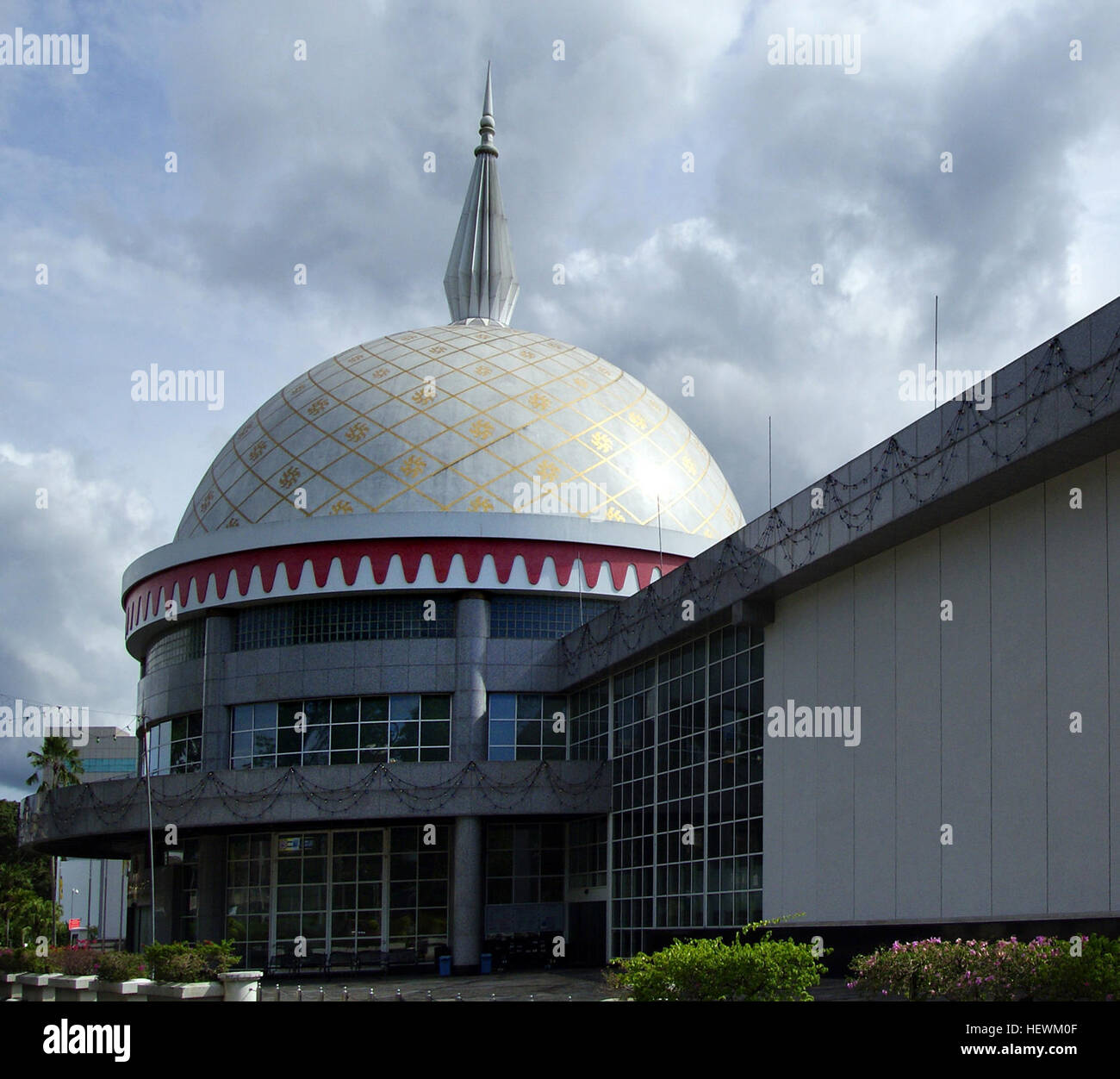 L'edificio Royal Regalia a Bandar Seri Begawan, Brunei, è un museo dedicato al Sultano Hassanal Bolkiah, che ospita una collezione di oggetti legati al suo regno, tra cui carri del coro e gioielli tradizionali, presentando la storia e la cultura reale del Brunei. Foto Stock
