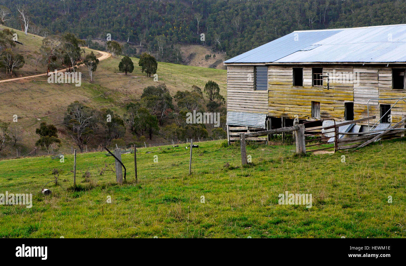 Un vecchio fienile, catturato in una fotografia in stile vintage. L'immagine rappresenta la vita rurale e la storia agricola, evocando nostalgia del passato. Foto Stock