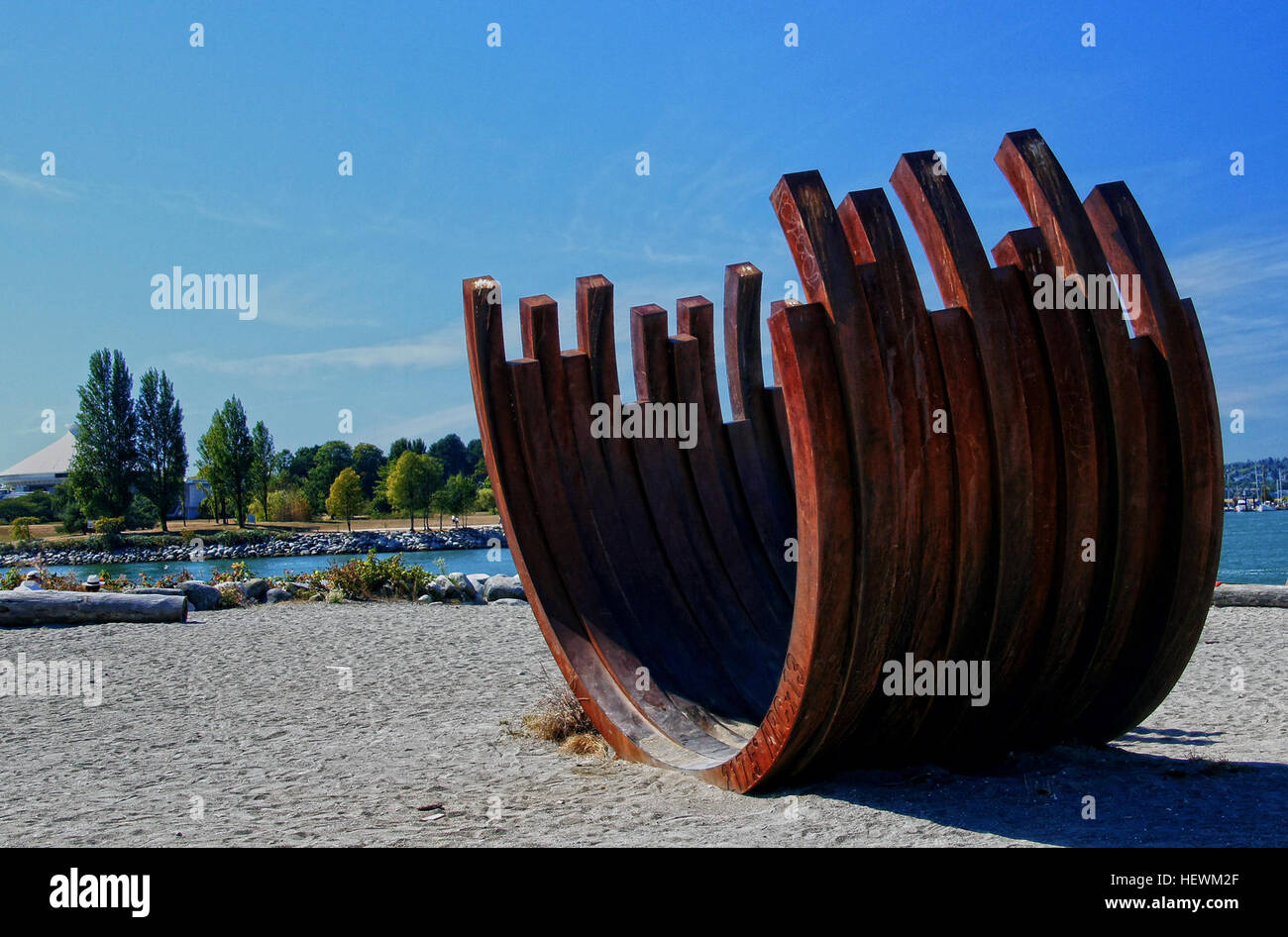 La scultura di Bernar Venet '217,5 Arc x 13' è un esempio impressionante di arte moderna, esposta al Sunset Beach Park nel West End di Vancouver, British Columbia. Gli archi in acciaio arrugginito formano una grande struttura astratta in un parco pubblico. Foto Stock