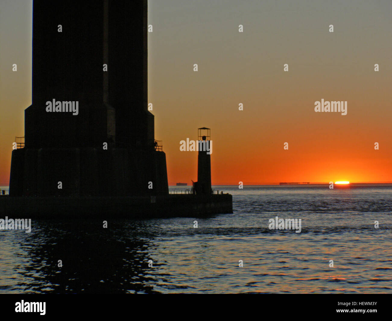 Il Golden Gate Bridge, un simbolo di San Francisco, è visibile durante il tramonto. La struttura, conosciuta per il suo incredibile design Art Deco e le sospensioni, offre vedute mozzafiato della baia e dei paesaggi circostanti. Foto Stock