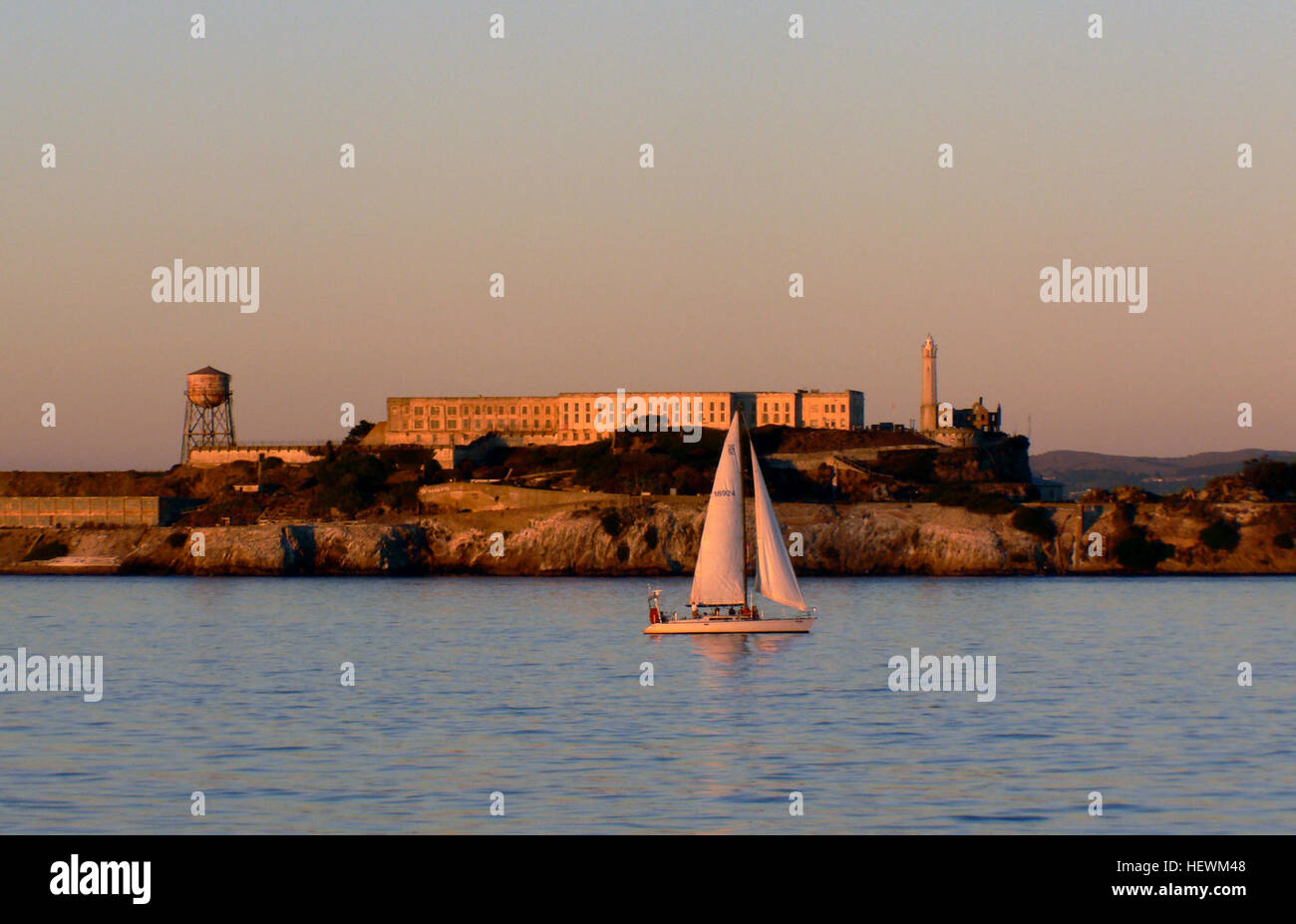 Questa immagine cattura l'essenza di San Francisco, un importante centro culturale ed economico della California, conosciuto per i suoi monumenti iconici, la popolazione variegata e lo spirito innovativo. La ricca storia della città e la vivace vita urbana si riflettono in questa vista iconica. Foto Stock