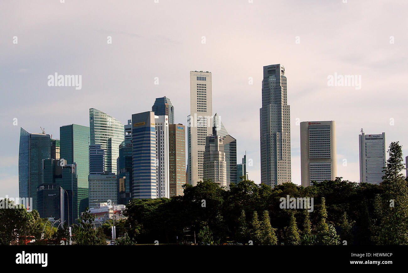 Gli alti edifici di Singapore mostrano architettura moderna e sviluppo urbano. Questi grattacieli fanno parte dello skyline di Singapore, contribuendo allo status della città come centro finanziario globale. Foto Stock