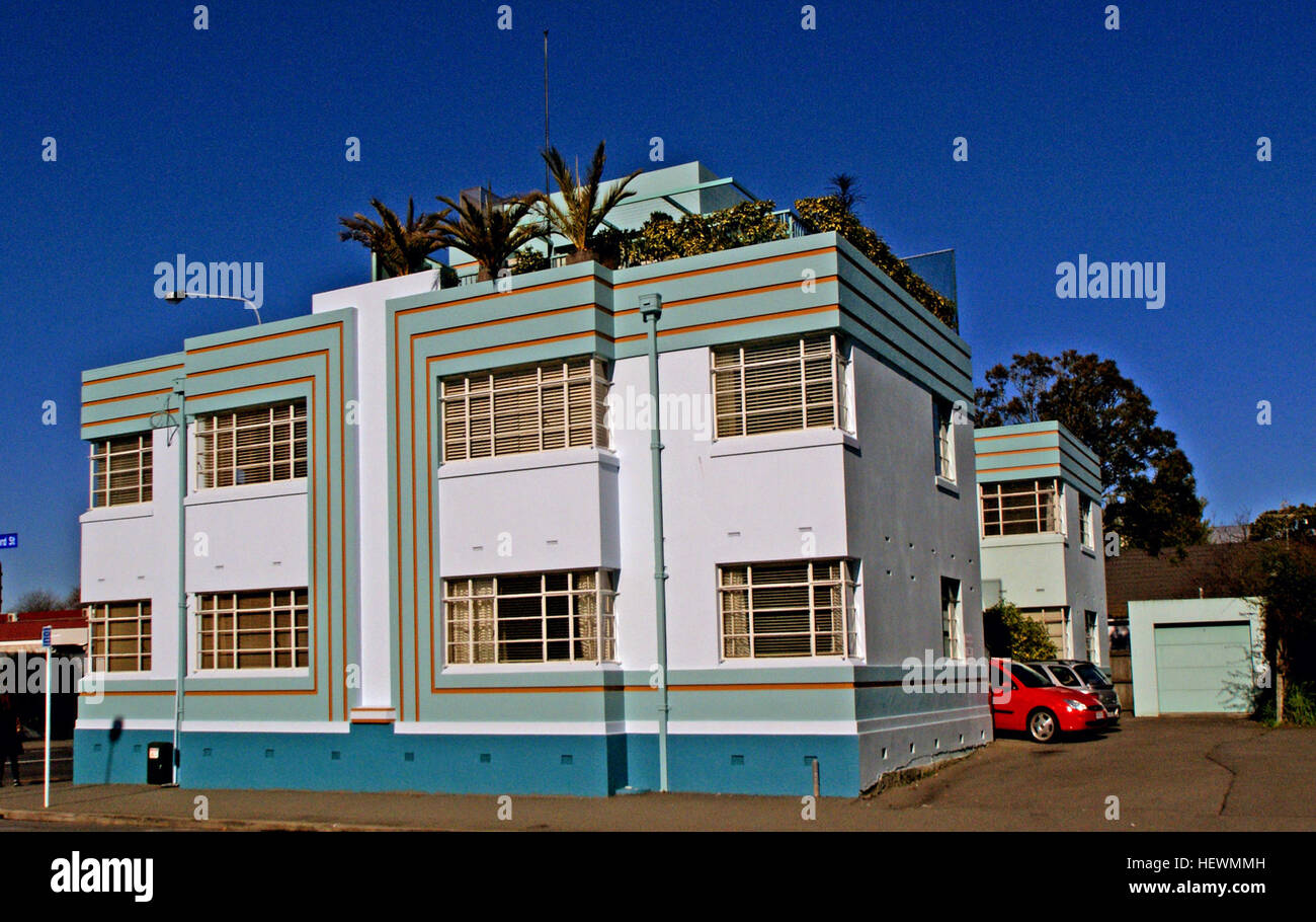 L'Art Deco, emerso in Francia prima della prima guerra mondiale e fiorito tra il 1920 e il 1940, combina motivi artigianali tradizionali con elementi di design industriale moderni. Caratterizzato da forme geometriche audaci, colori vivaci e decorazioni sontuose, ha influenzato in modo significativo l'architettura, l'interior design e le arti visive in tutto il mondo. Foto Stock