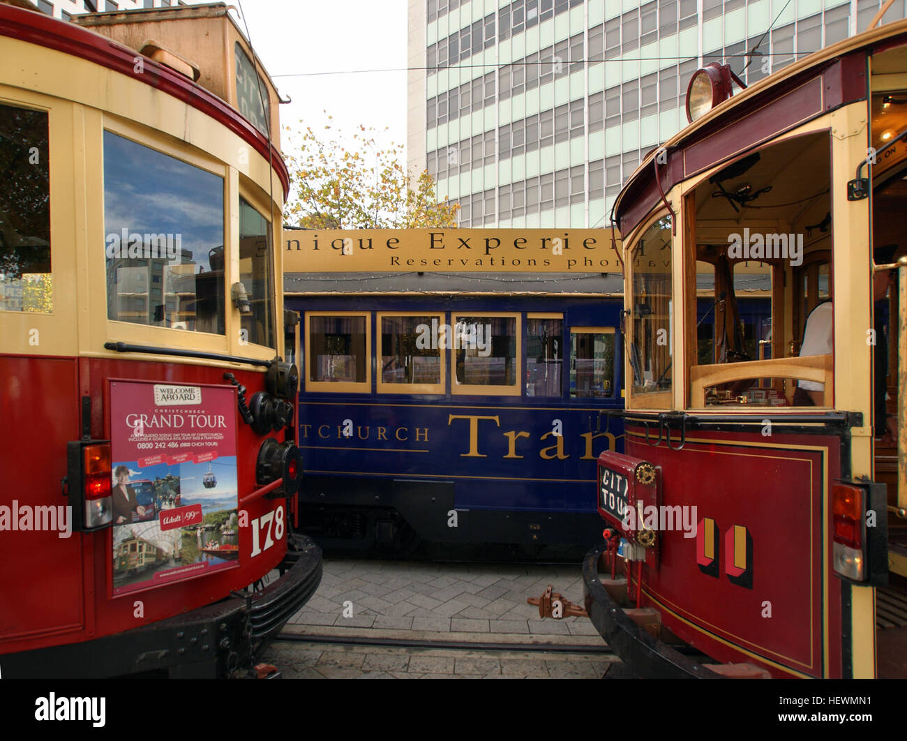 La fotografia mostra gli storici tram elettrici di Christchurch, nuova Zelanda, evidenziando il loro ruolo nel trasporto urbano. I tram, tra cui i modelli Boon e Brill, sono elementi iconici del sistema di transito della città. Foto Stock