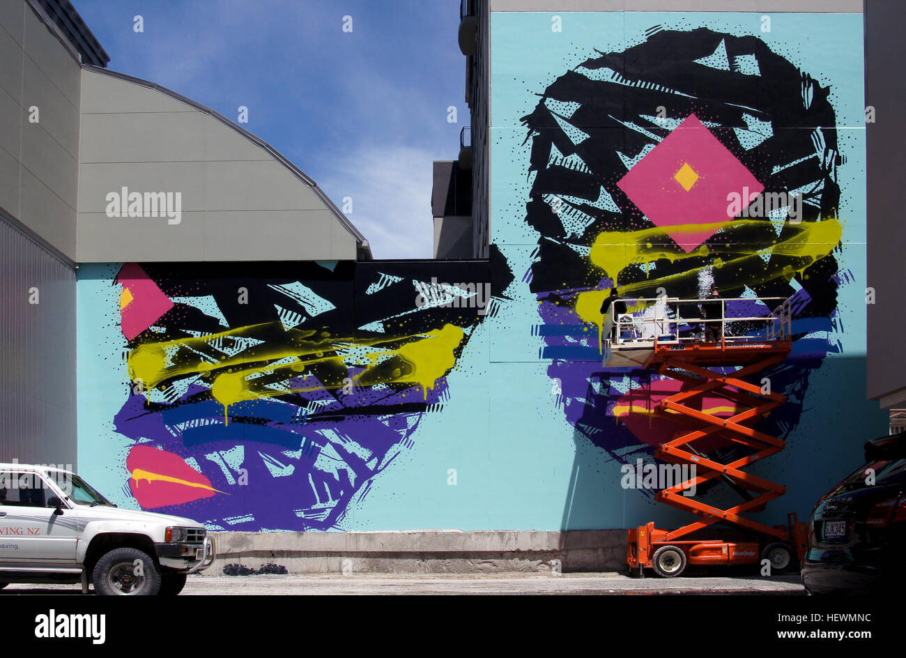 Questa immagine cattura uno sforzo di rivitalizzazione attraverso la Street art a Christchurch, nuova Zelanda. Il festival di Street art RISE e il progetto From the Ground Up hanno portato murales su larga scala in città, trasformando i sobborghi in difficoltà e il centro della città con vivaci opere d'arte che riflettono la cultura e la creatività locali. Foto Stock